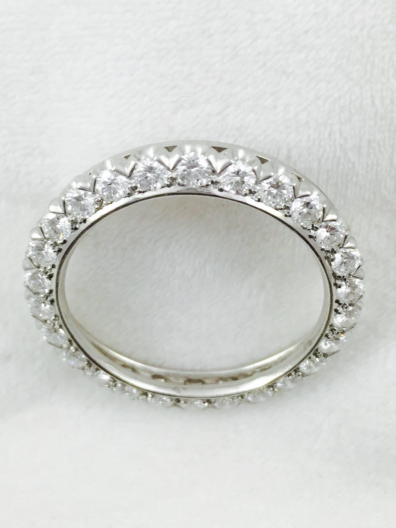1960s Diamond Platinum Circle Brooch In Excellent Condition For Sale In Palm Beach, FL
