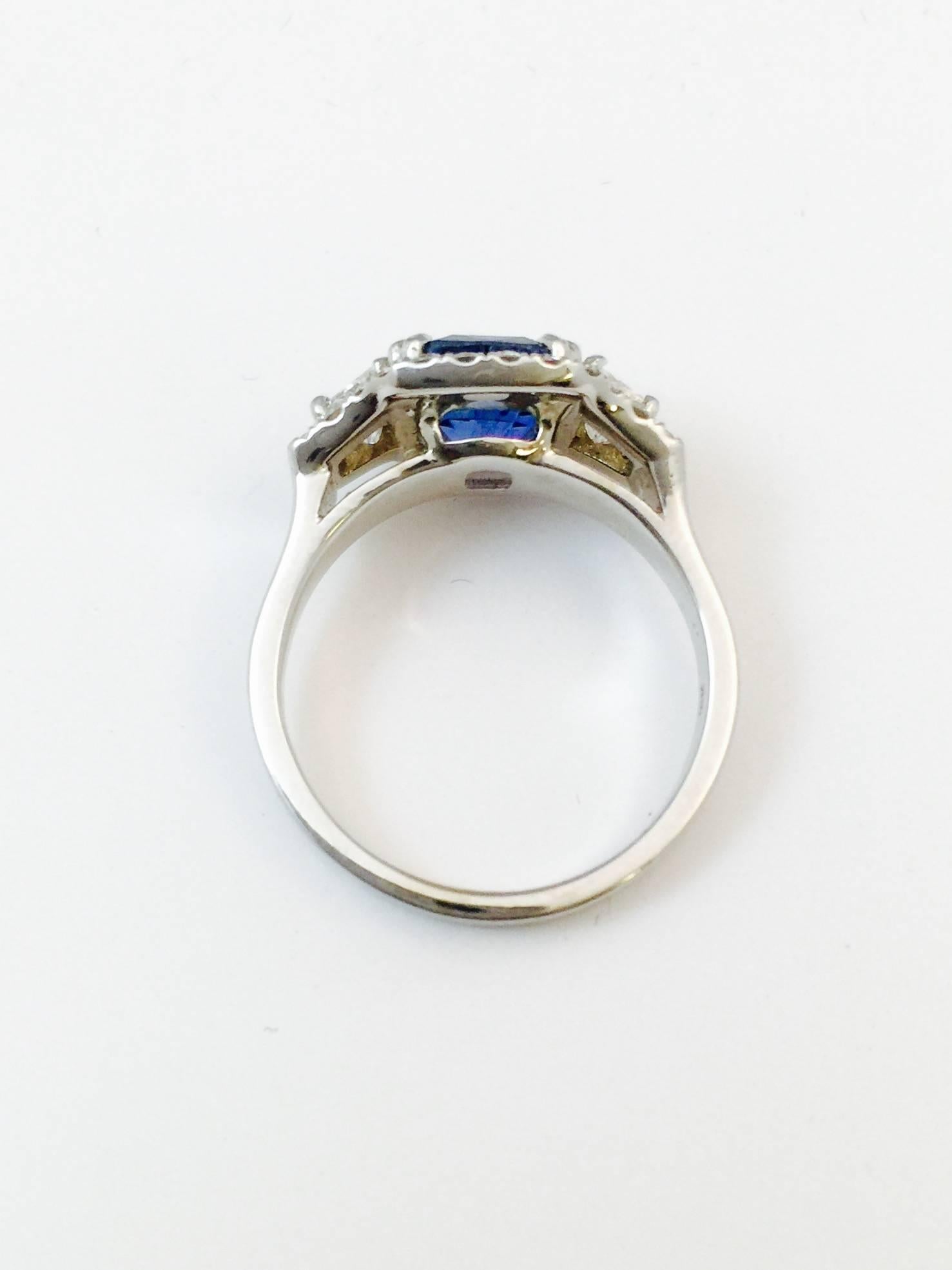 Contemporary Captivating Ceylon Sapphire Diamond Gold Ring For Sale
