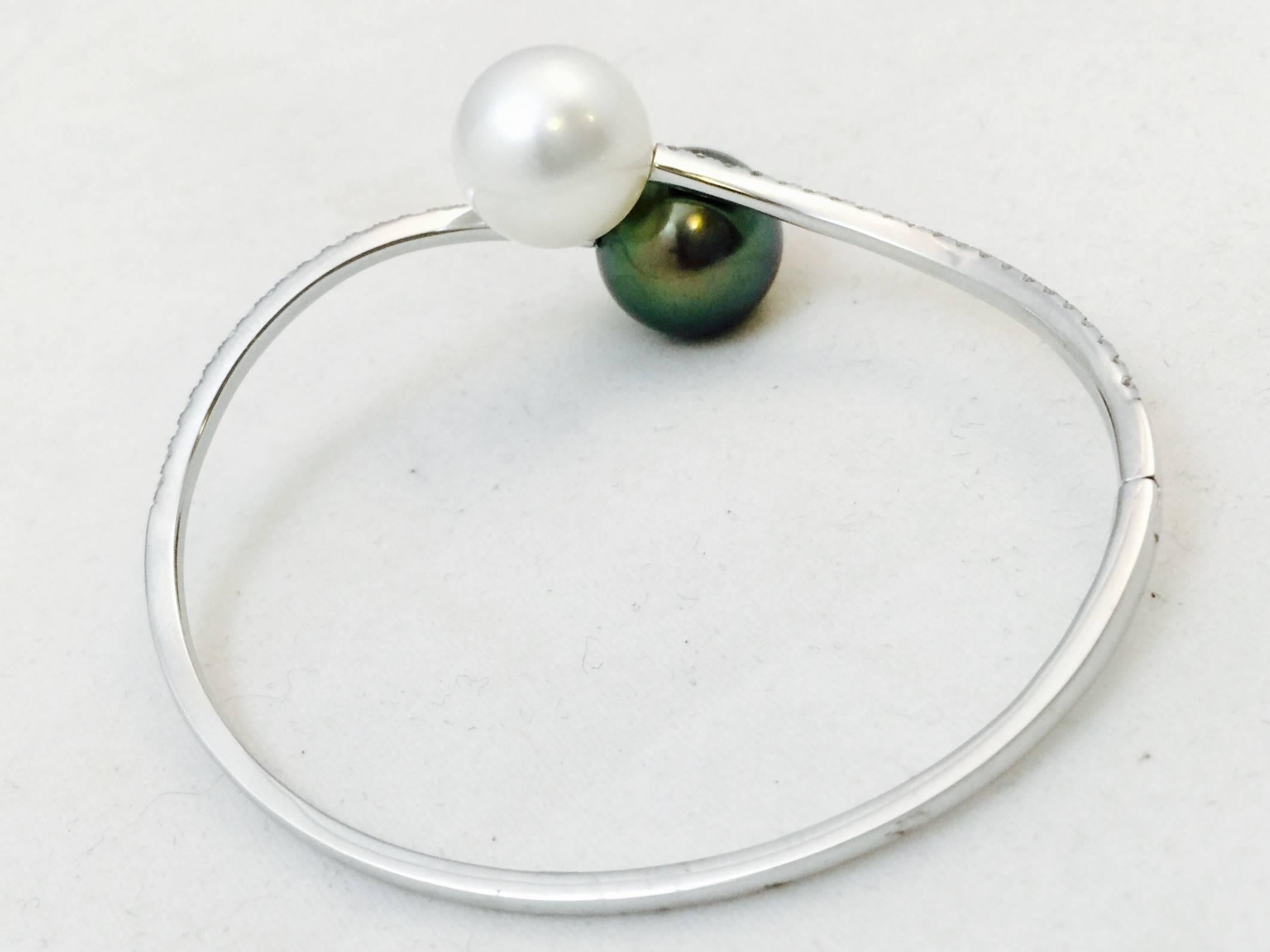 Striking Tahitian Pearl Diamond Gold Bangle Bracelet In New Condition For Sale In Palm Beach, FL