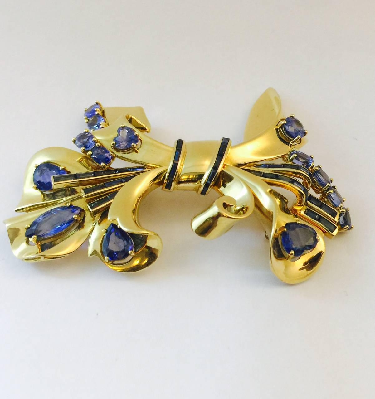 Contemporary Alessandro Sabbadini Stunning Sapphire Gold Brooch For Sale