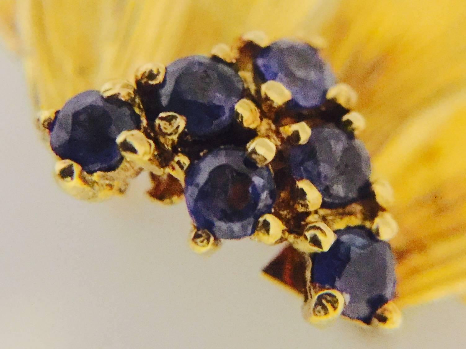 1960s Luscious Leaves and Sapphire Gold Earrings In New Condition For Sale In Palm Beach, FL