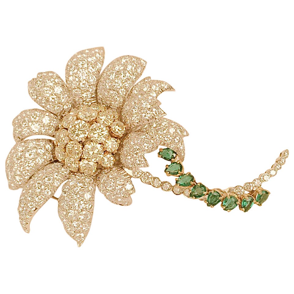 Emerald Diamond Gold Flower Brooch For Sale at 1stdibs
