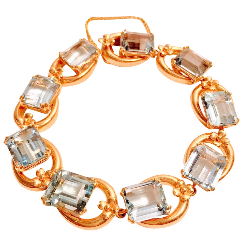 Gold Horseshoe Link Bracelet With Gem Quality Aquamarines For Sale