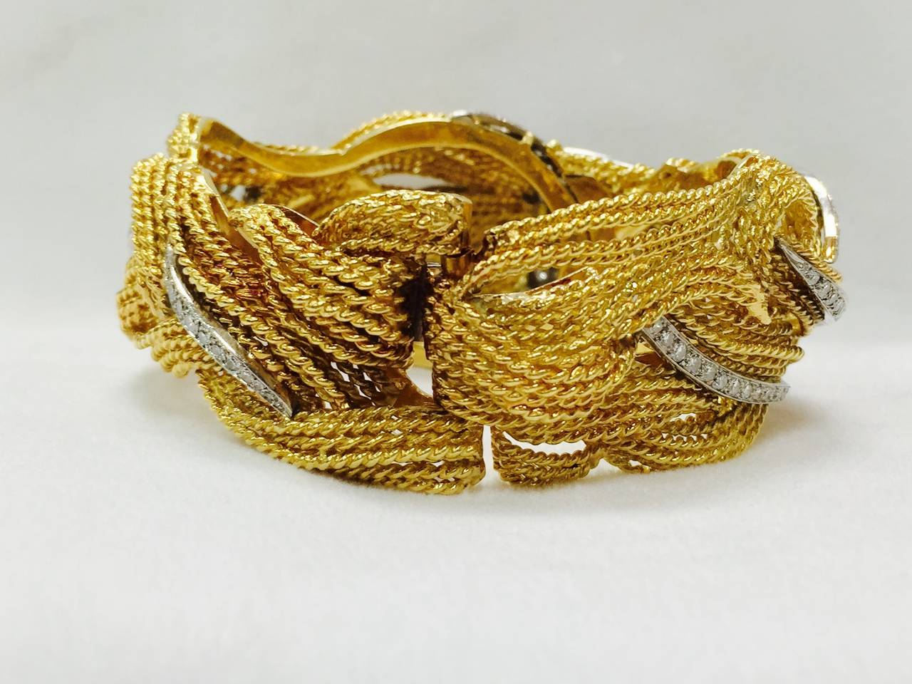 1970s Diamond Gold Bangle Bracelet In Excellent Condition For Sale In Palm Beach, FL