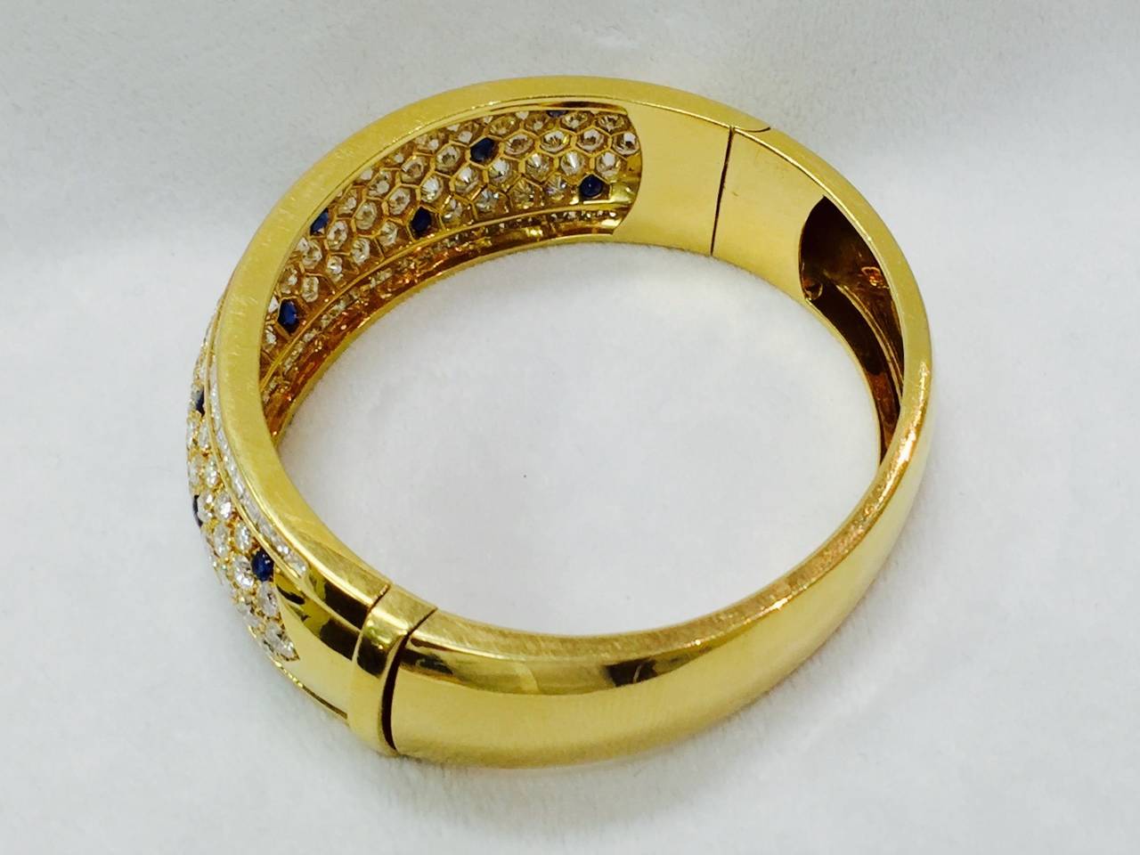 Sapphire Diamond Gold Bangle Bracelet In Excellent Condition For Sale In Palm Beach, FL