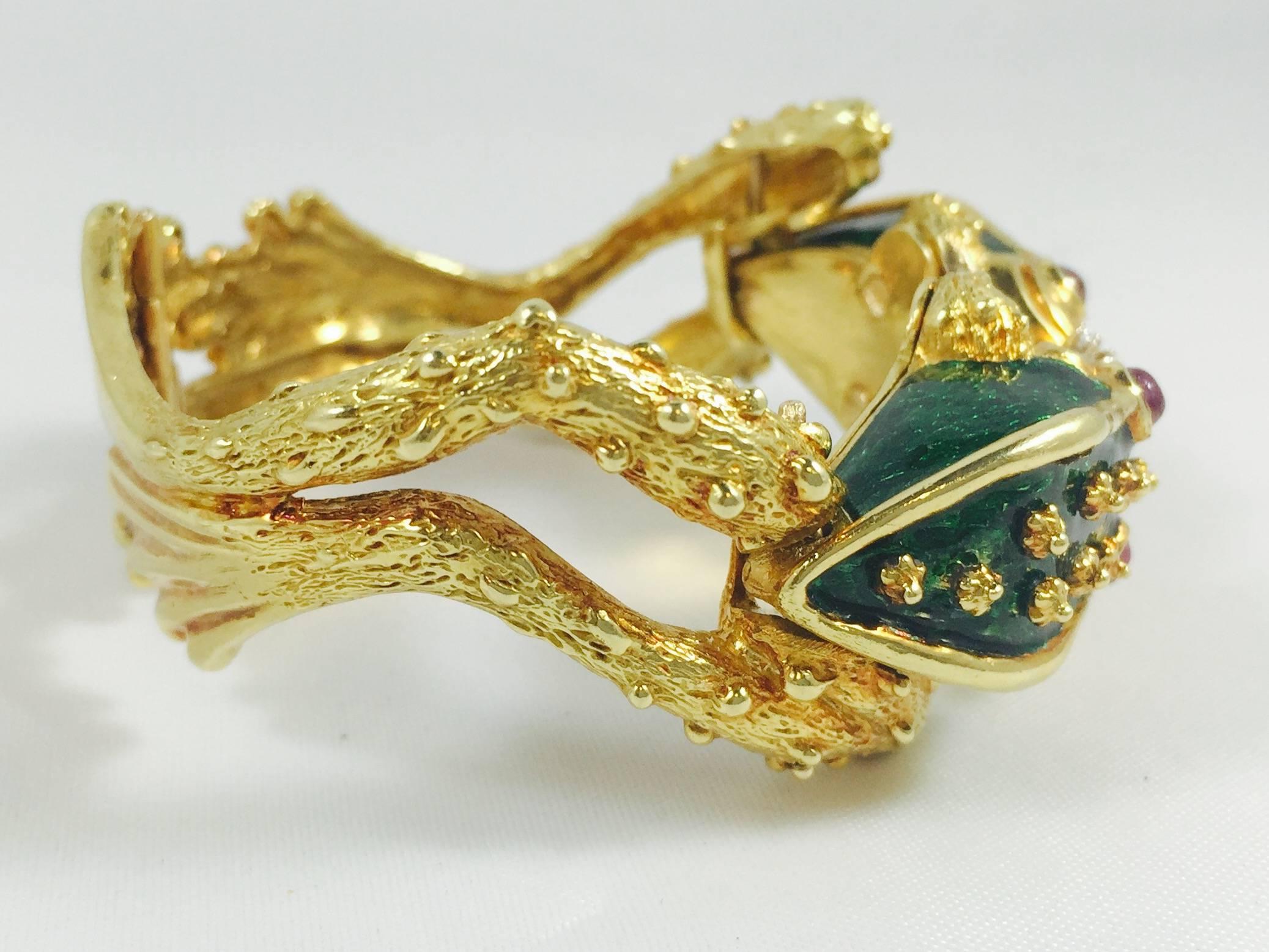 Meisterhaft detailliert von dem bekannten:: preisgekrönten Designer Boris Lebeau.  Seine Miniaturkunstwerke sind sehr begehrt.  Dieses Frosch-Armband hat Details:: die nicht enden wollen!  Wunderschöne grüne Emaille!  Cabochon Lünette gesetzt Rubin