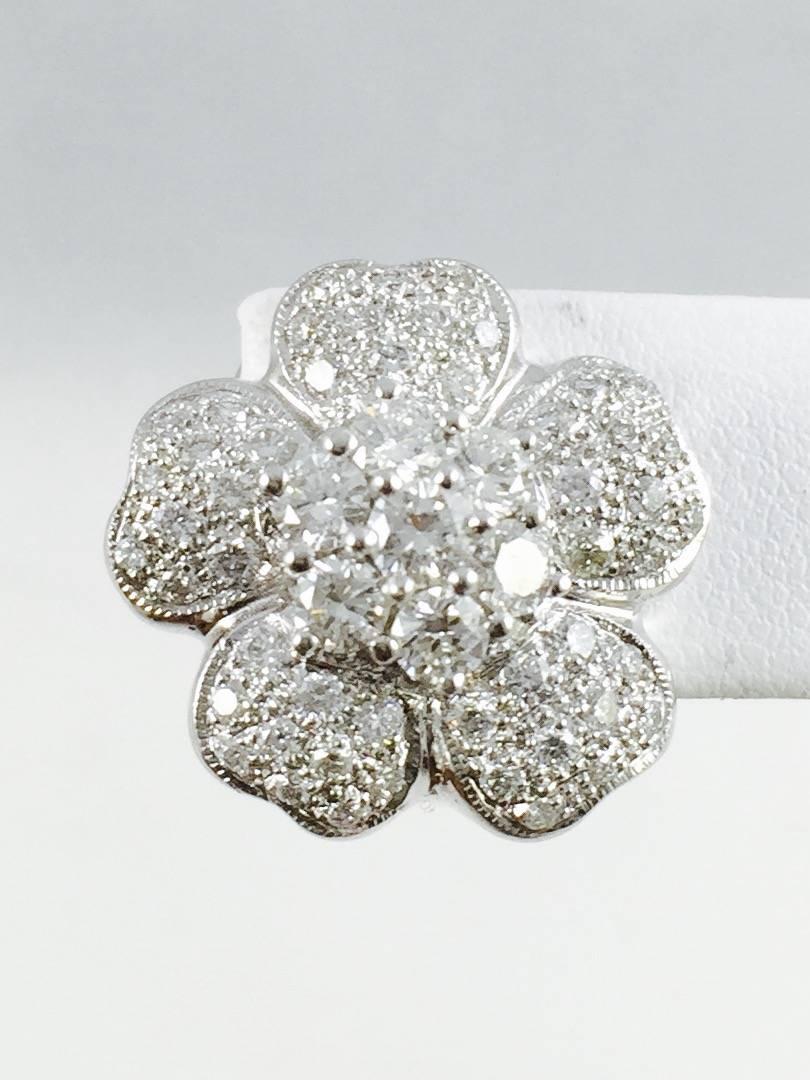 Diese Ohrringe sind absolut kostbar!  Diese durchbrochenen Schmuckstücke aus 18 Karat Weißgold lassen sich leicht in Clip-Anhänger umwandeln.  Ungefähr 2,60 Karat Diamanten im Brillantschliff mit der Farbe E und der Reinheit VS1 sind in Zacken