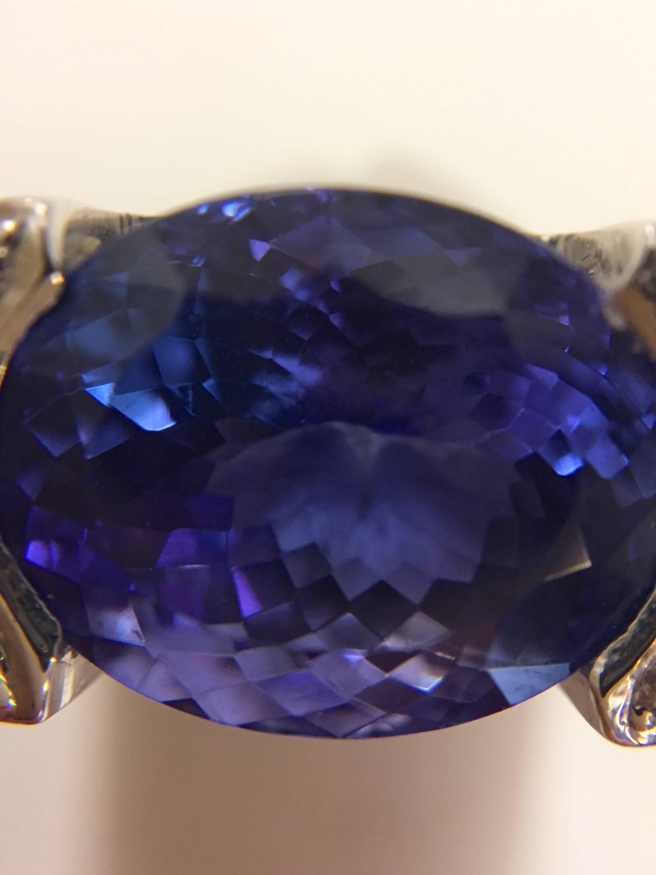 Women's Tantalizing Tanzanite Diamond Gold Ring