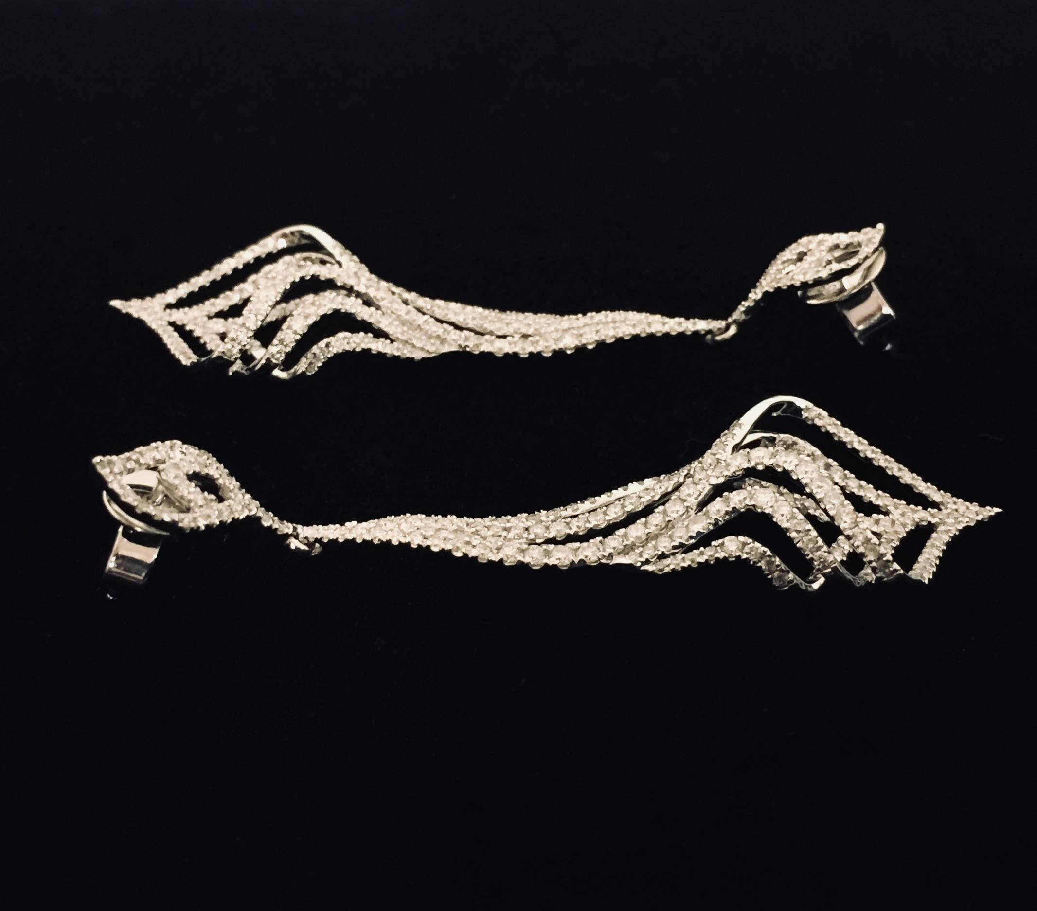 Contemporary 18 Karat White Gold Dazzling Diamond Drop Earrings For Sale
