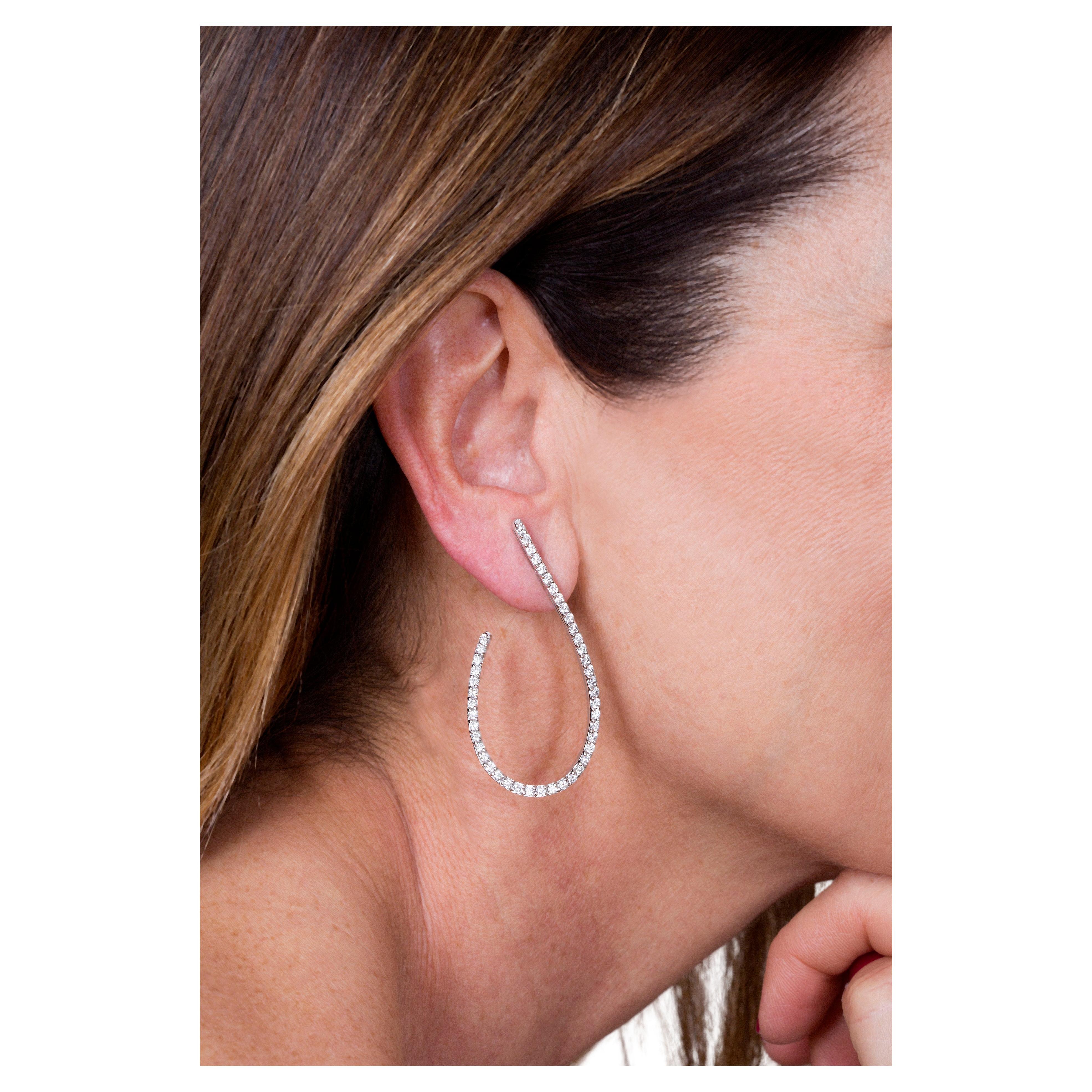 Boucles d'oreilles de style moderne en or blanc 18 carats avec diamants blancs de 2,30 carats