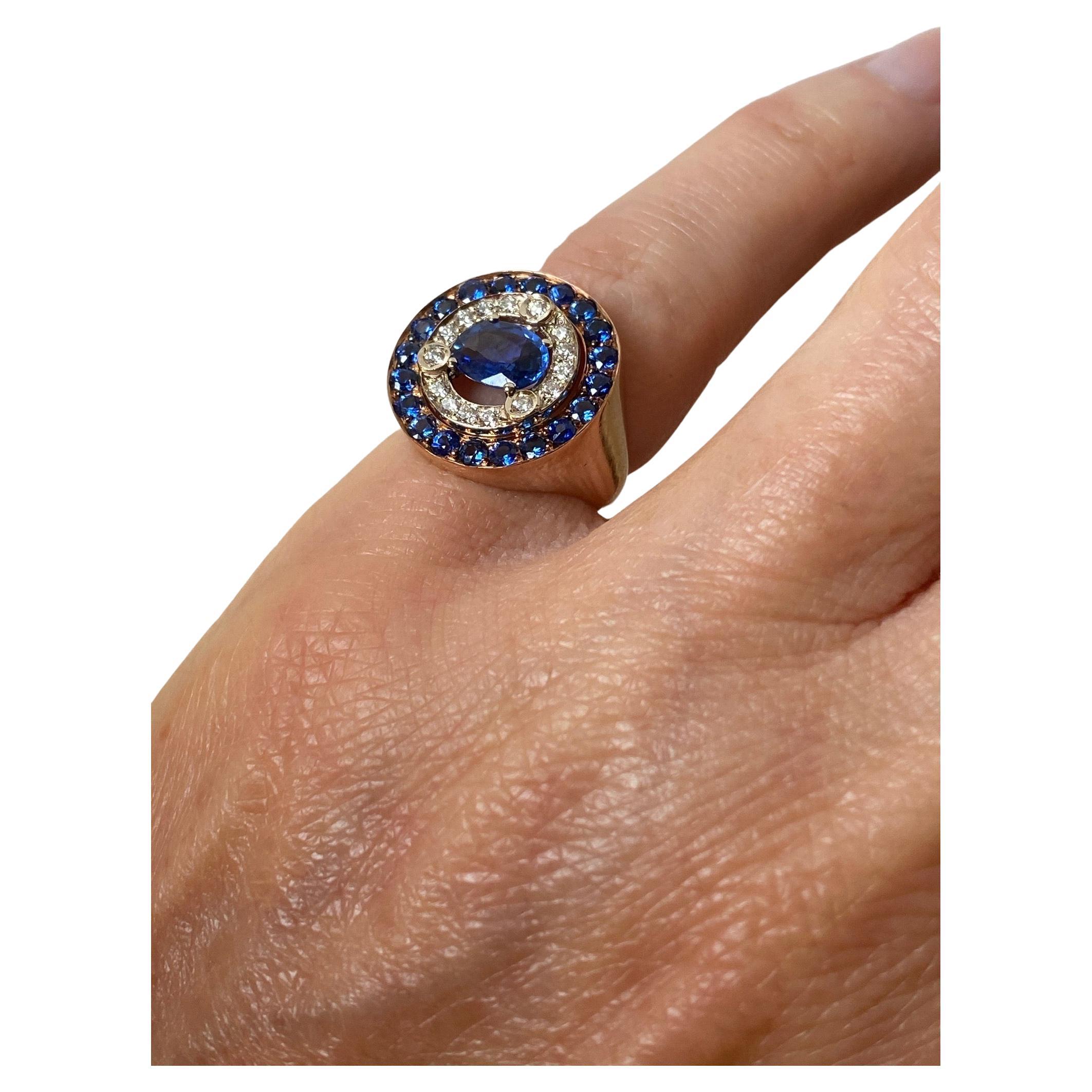 Modern 18 Karat Yellow Gold 1.62 Carat Sapphires White Diamonds Cocktail Ring For Sale