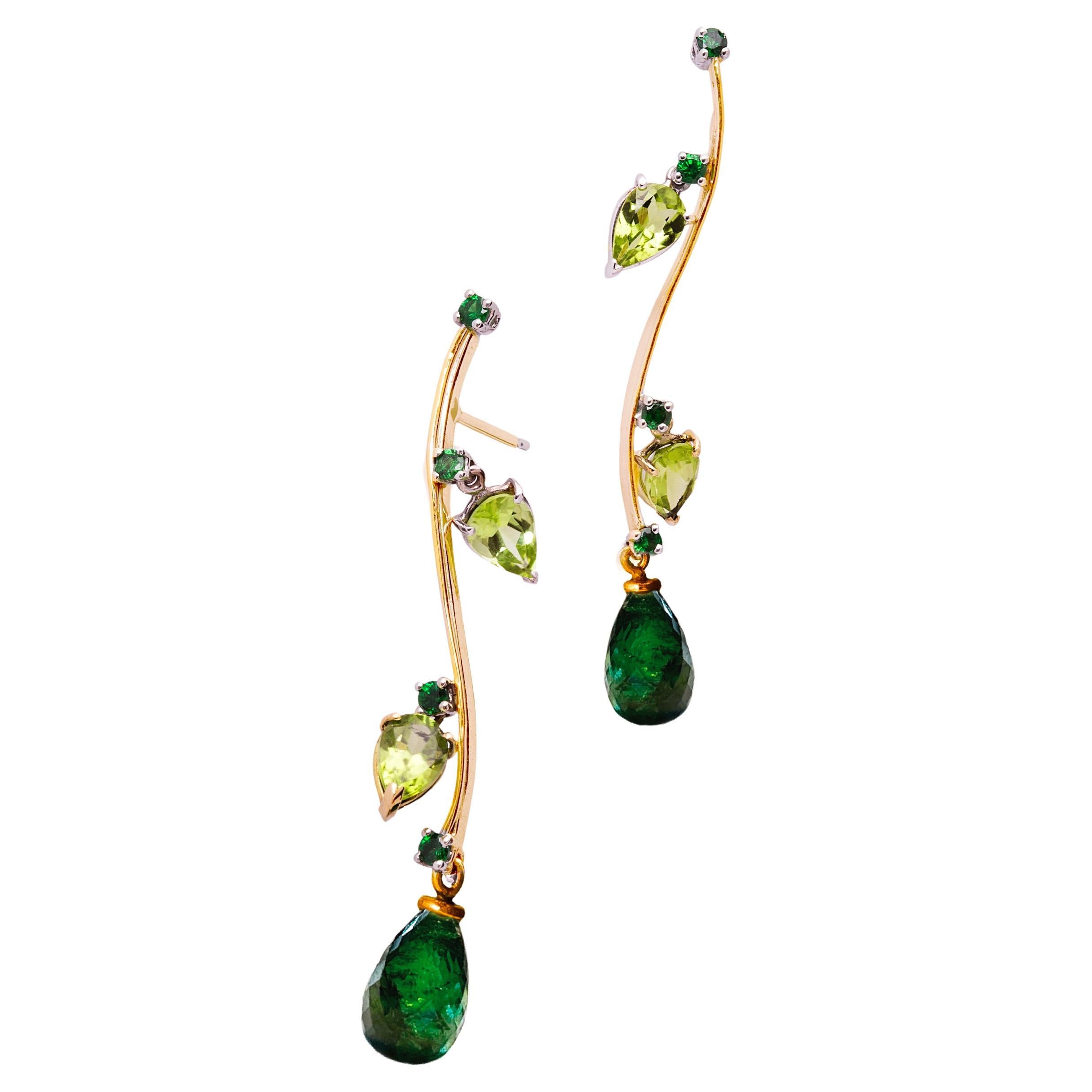 Pendientes colgantes de oro de 18 quilates con gotas de turmalina verde de diseño moderno
