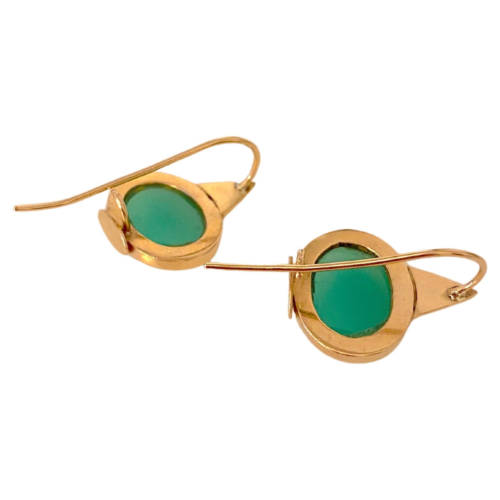 Taille ovale Boucles d'oreilles en or jaune 18 carats chrysophrase avec fermoir à levier et design Modernity en vente