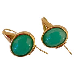 Orecchini a perno in oro giallo 18 carati con chiusura a leva dal design moderno, di colore verde.