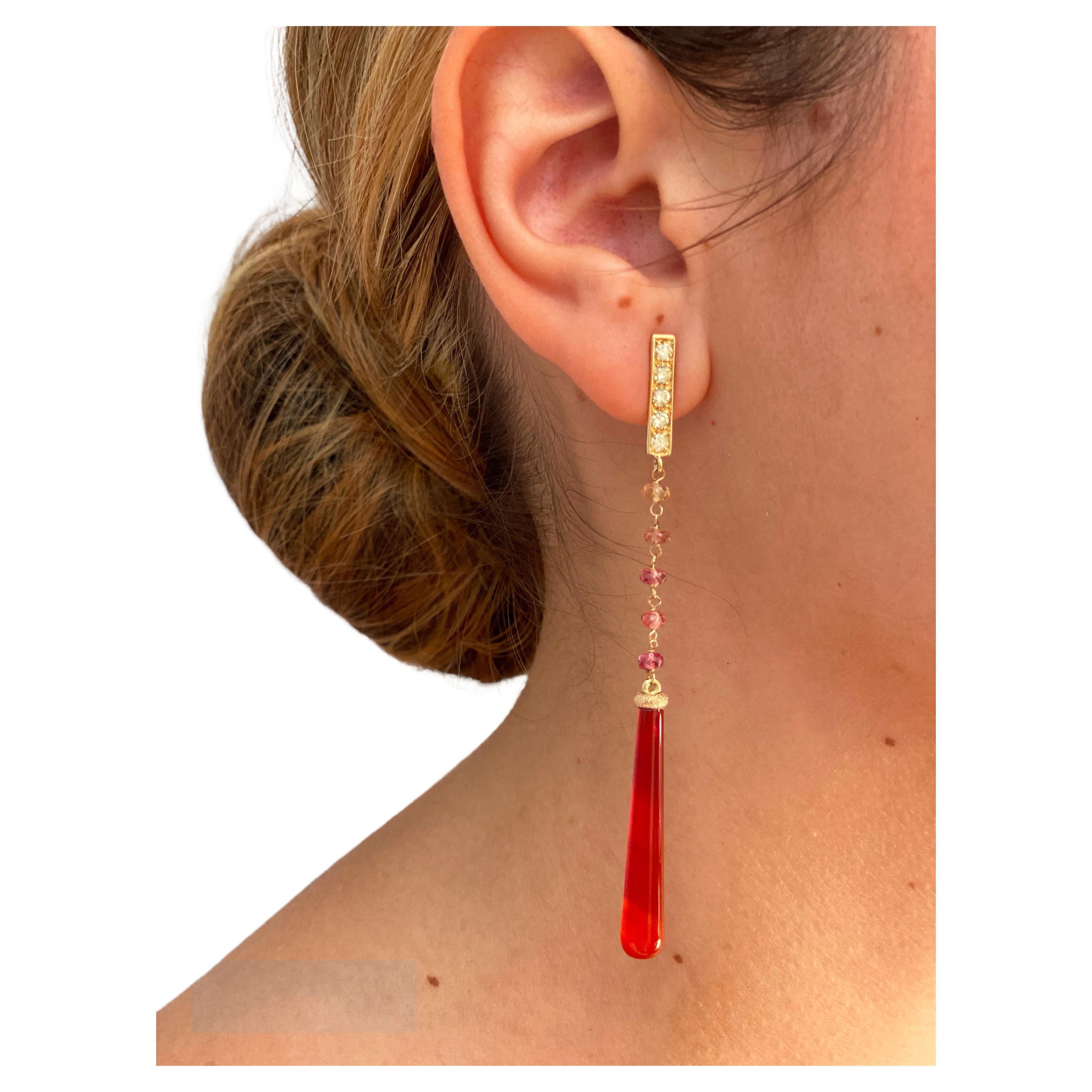 Jetzt verfügbar. Treten Sie ein in die Welt der zeitlosen Eleganz mit den Deco Style Dangle Earrings von Rossella Ugolini. Diese exquisiten Stücke werden im Herzen Italiens in sorgfältiger Handarbeit aus luxuriösem 18-karätigem Gelbgold gefertigt