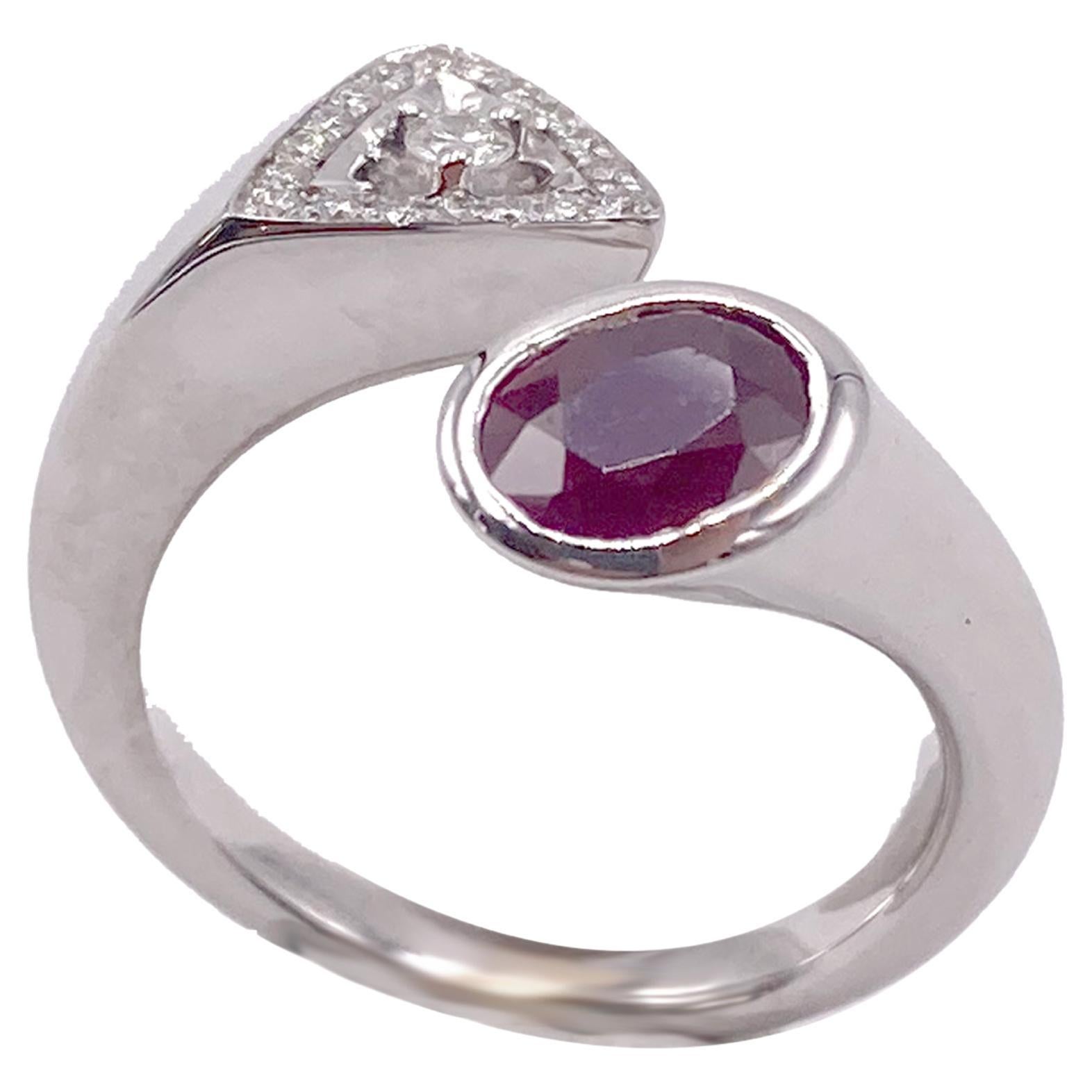 L'anello Rossella Ugolini in platino da 0,80 carati con rubino ovale e diamanti bianchi Toi et Moi è uno splendido esempio di alta artigianalità italiana. Qualsiasi dimensione su ordinazione. Questo anello presenta un affascinante rubino ovale