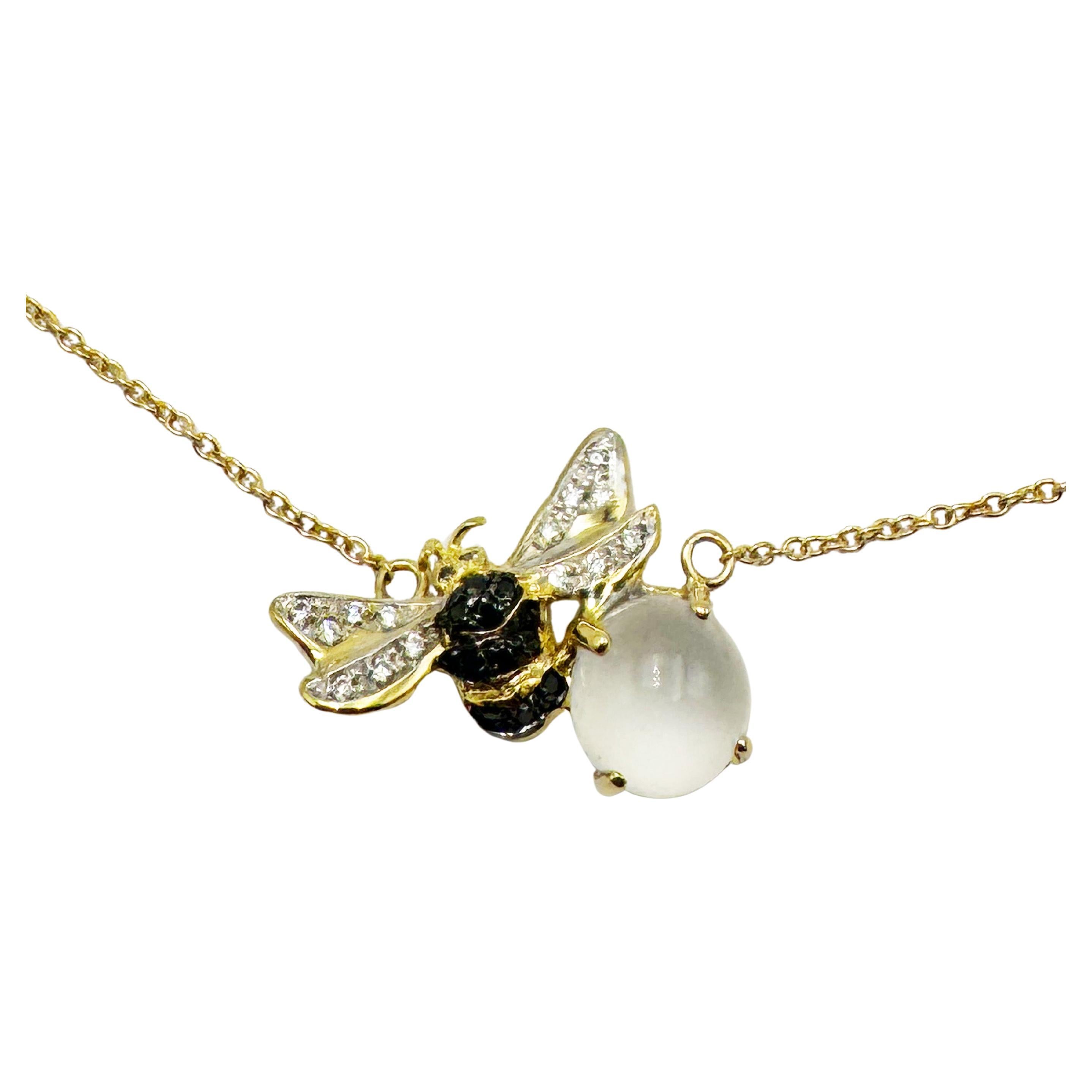 Collier avec pendentif abeille en or jaune 18 carats et diamants blancs pierre de lune
