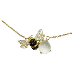 Collier avec pendentif abeille en or jaune 18 carats et diamants blancs pierre de lune