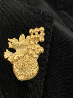 Broche en forme de grenade, plaquée or 24 carats, par Rossella Ugolini, fabriquée en Italie