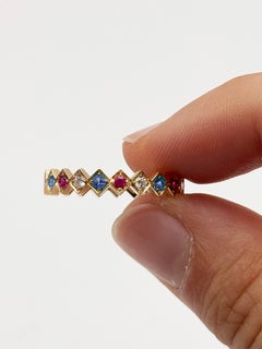Anello Eternity in oro giallo 18 carati con diamanti, rubini e zaffiri, di Rossella Ugolini