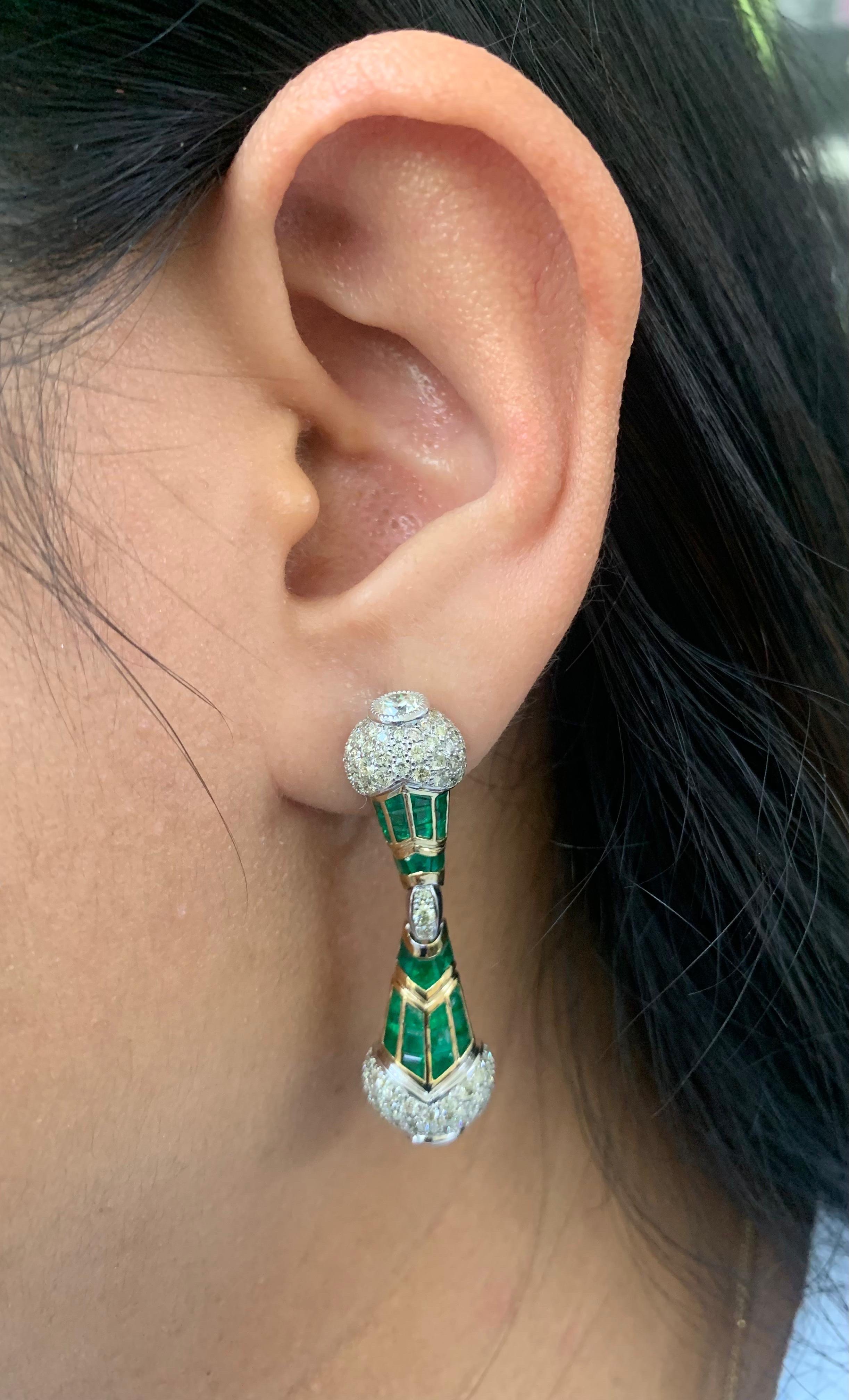 3,52 Karat Smaragd und Diamant-Ohrringe in 18 Karat Weißgold im Zustand „Neu“ im Angebot in Bangkok, TH