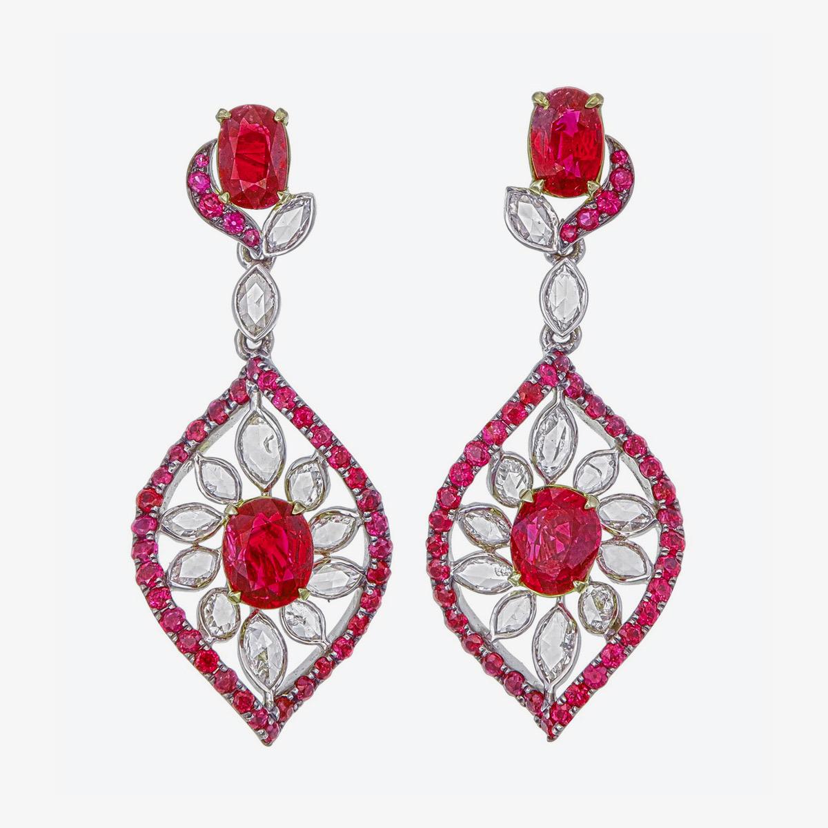 Un nuovo orecchino con rubino birmano da 3,42 carati montato con diamanti in oro 18 carati. I rubini inferiori pesano 1,01 e 1,03 carati e sono certificati da Gem Research Swisslab (GRS) come naturali, senza calore e 