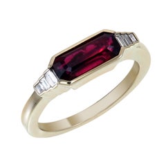Anello GRS 2.02 carati con rubino birmano “Pigeon’s Blood” non trattato termicamente e diamanti, in oro 18 carati