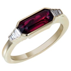 Anello GRS 2.02 carati con rubino birmano “Pigeon’s Blood” non trattato termicamente e diamanti, in oro 18 carati
