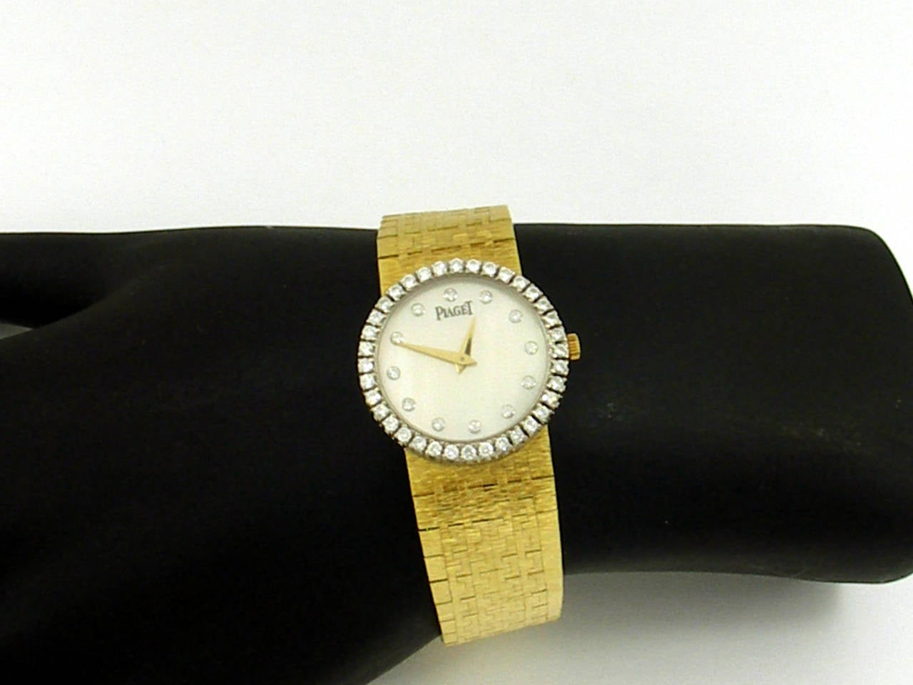 Piaget Lady's Yellow Gold Mother of Pearl Diamond Quartz Wristwatch In Excellent Condition In Palm Beach, FL