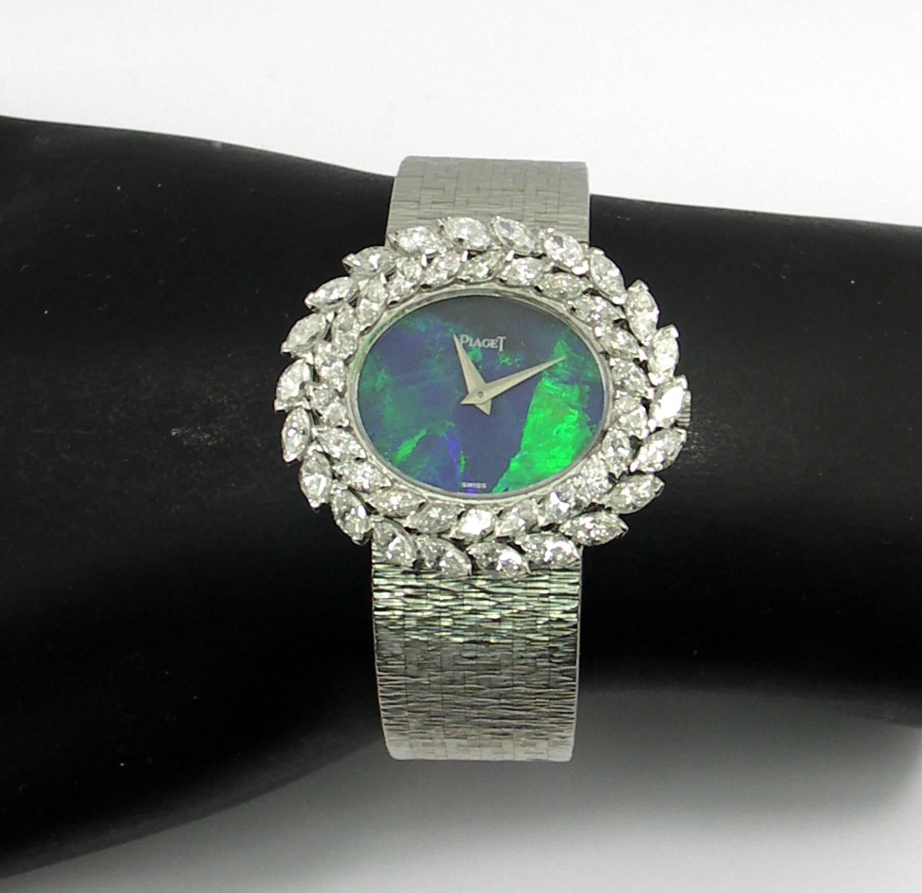 Eine seltene Damenarmbanduhr von Piaget aus 18 Karat Weißgold mit einem exotischen Zifferblatt aus schwarzem Opal von 17 x 20 mm, um das herum zwei Reihen von Diamanten im Marquiseschliff mit einem Gesamtgewicht von ca. 5 ct. angeordnet sind. Die