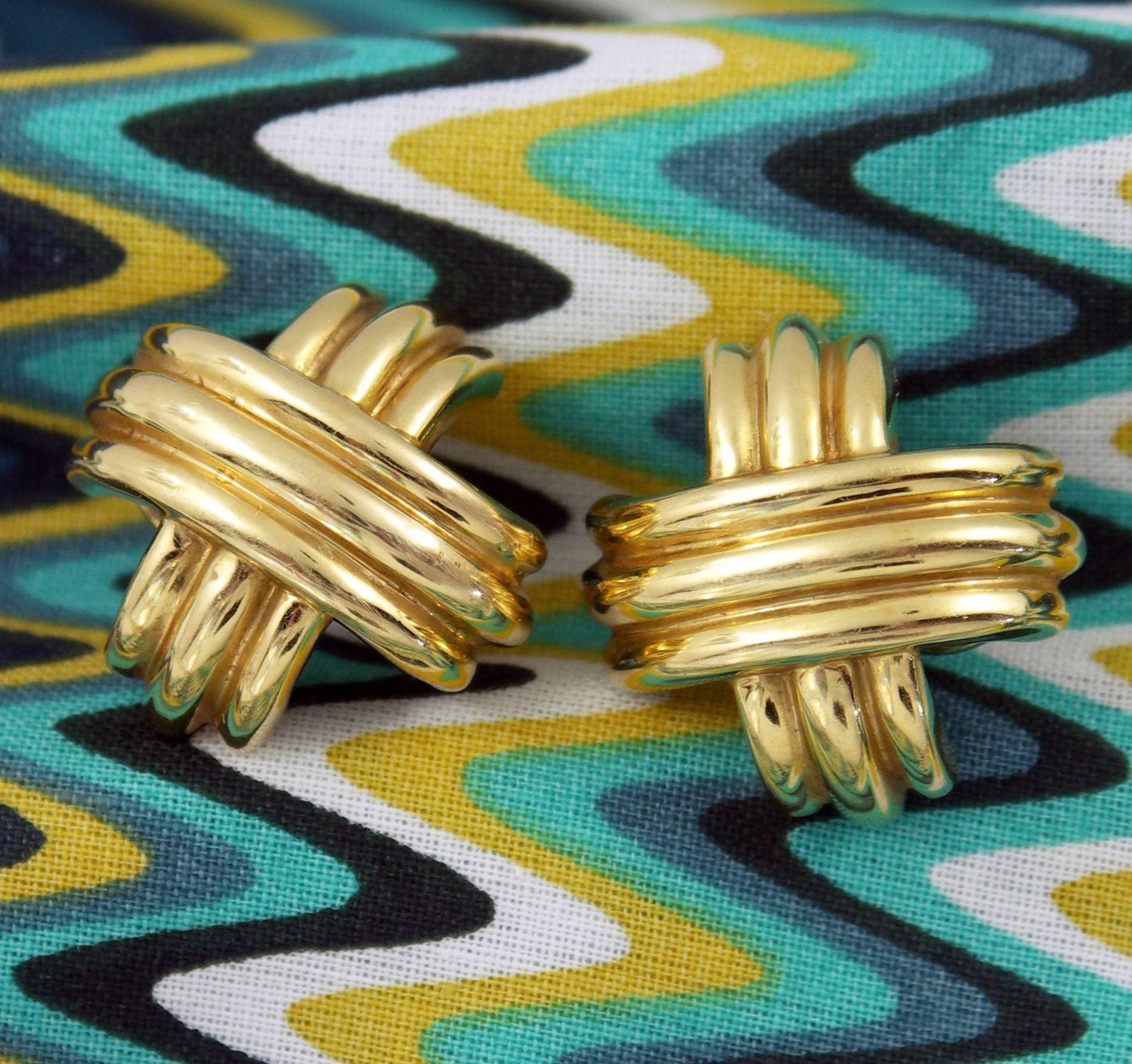 One pair of ladies 18K yellow gold earrings by Tiffany & Co. measuring 7/8 of an inch wide. 