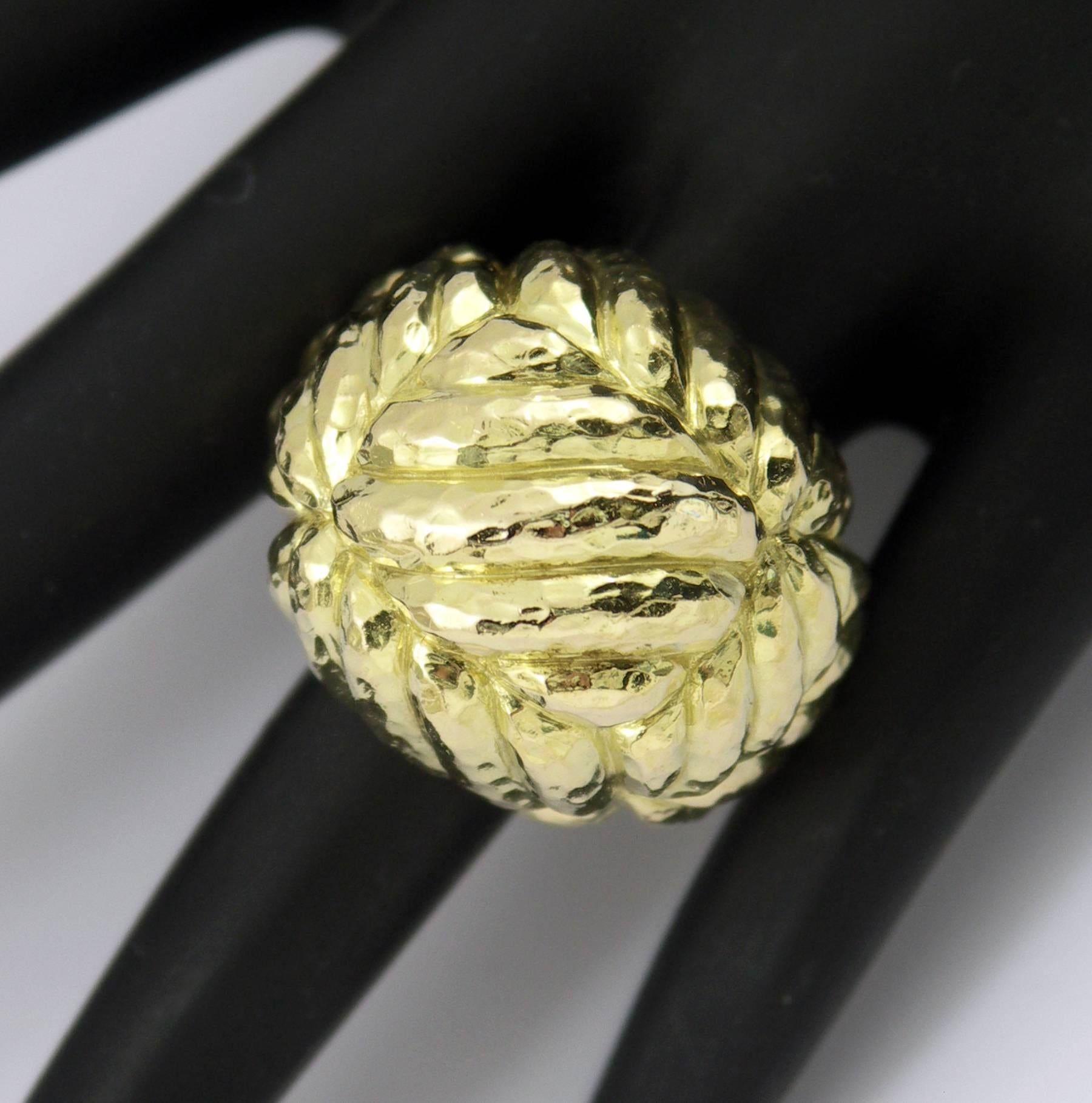 An 18K yellow gold ring signed 