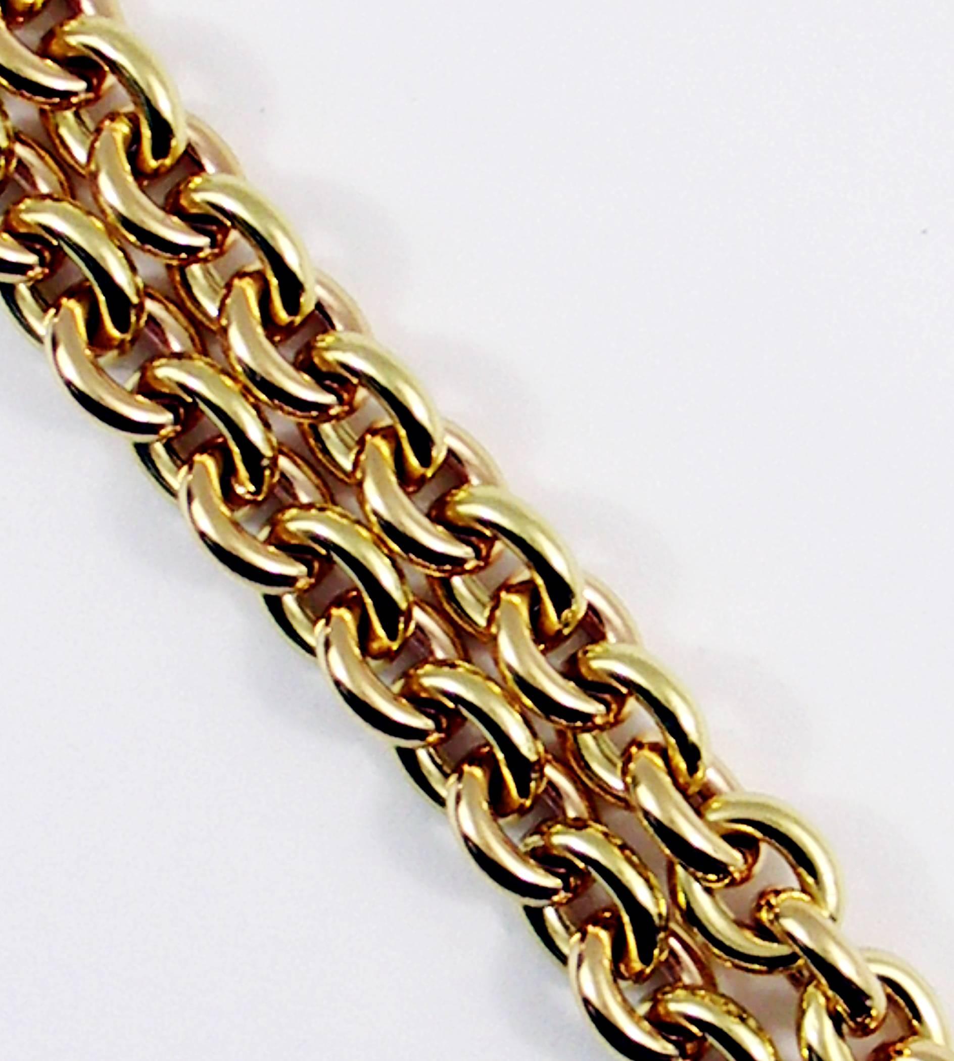 An 18kt yellow gold necklace, comprised of 88 cable links, each measuring 5/8 of an inch by 1/2 an inch, and totaling 30 inches with the clasp. The weight is
121 grams.