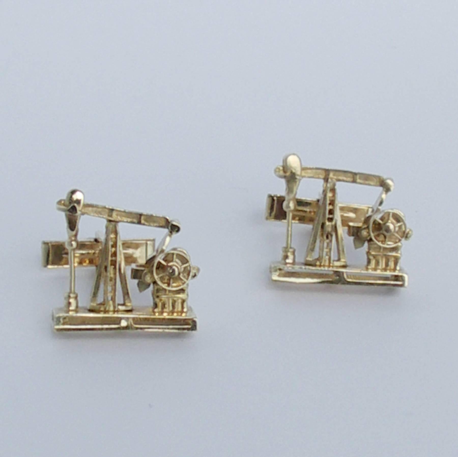Gold Oil Rig Cufflinks with Motion In Excellent Condition In Palm Beach, FL