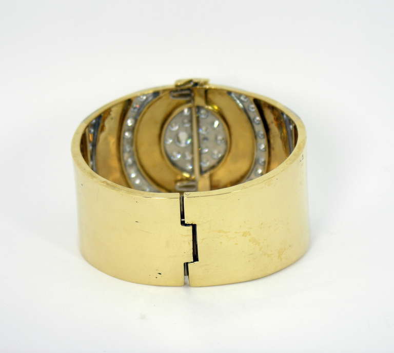 Gold Bracelet with Circular Pave design In Excellent Condition In Palm Beach, FL