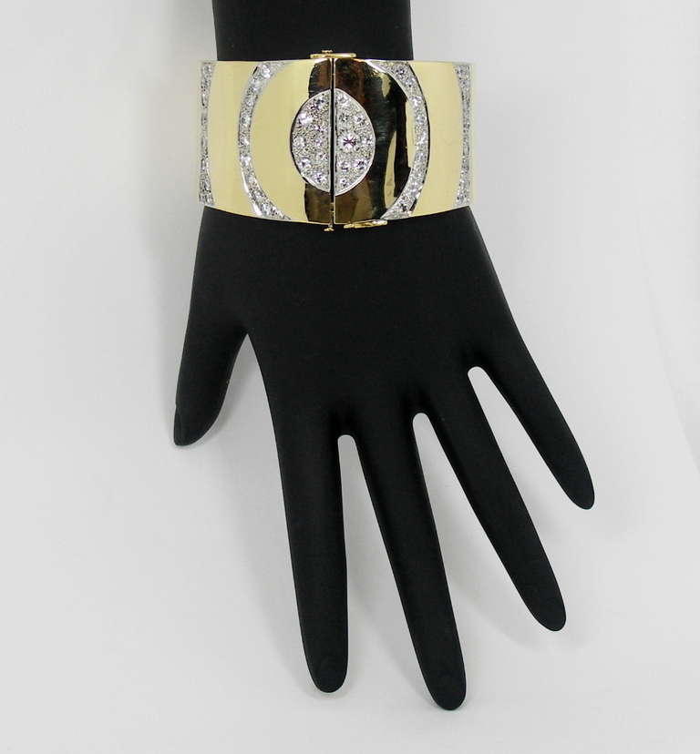 Women's Gold Bracelet with Circular Pave design