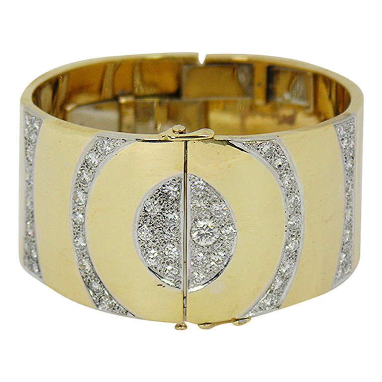 Gold Bracelet with Circular Pave design