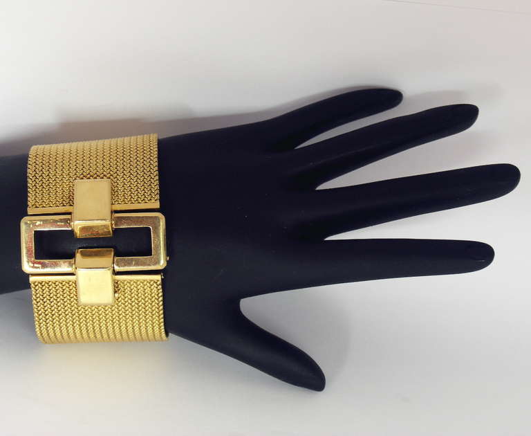 Contemporary Ladies' Gold Mesh Buckle Bracelet