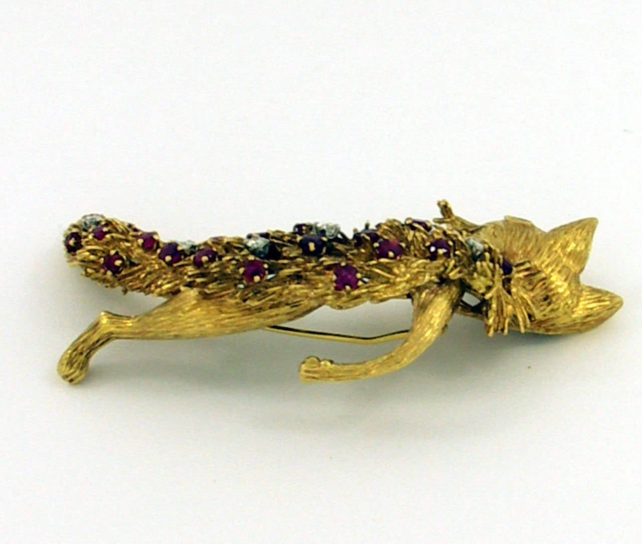 A fun fox in 18K yellow gold, set with approximately 1.5ct of round faceted rubies. There are also five round brilliant cut diamonds beautifully setting of the rubies, weighing approximately 0.33ct total weight. This sly creature measures three