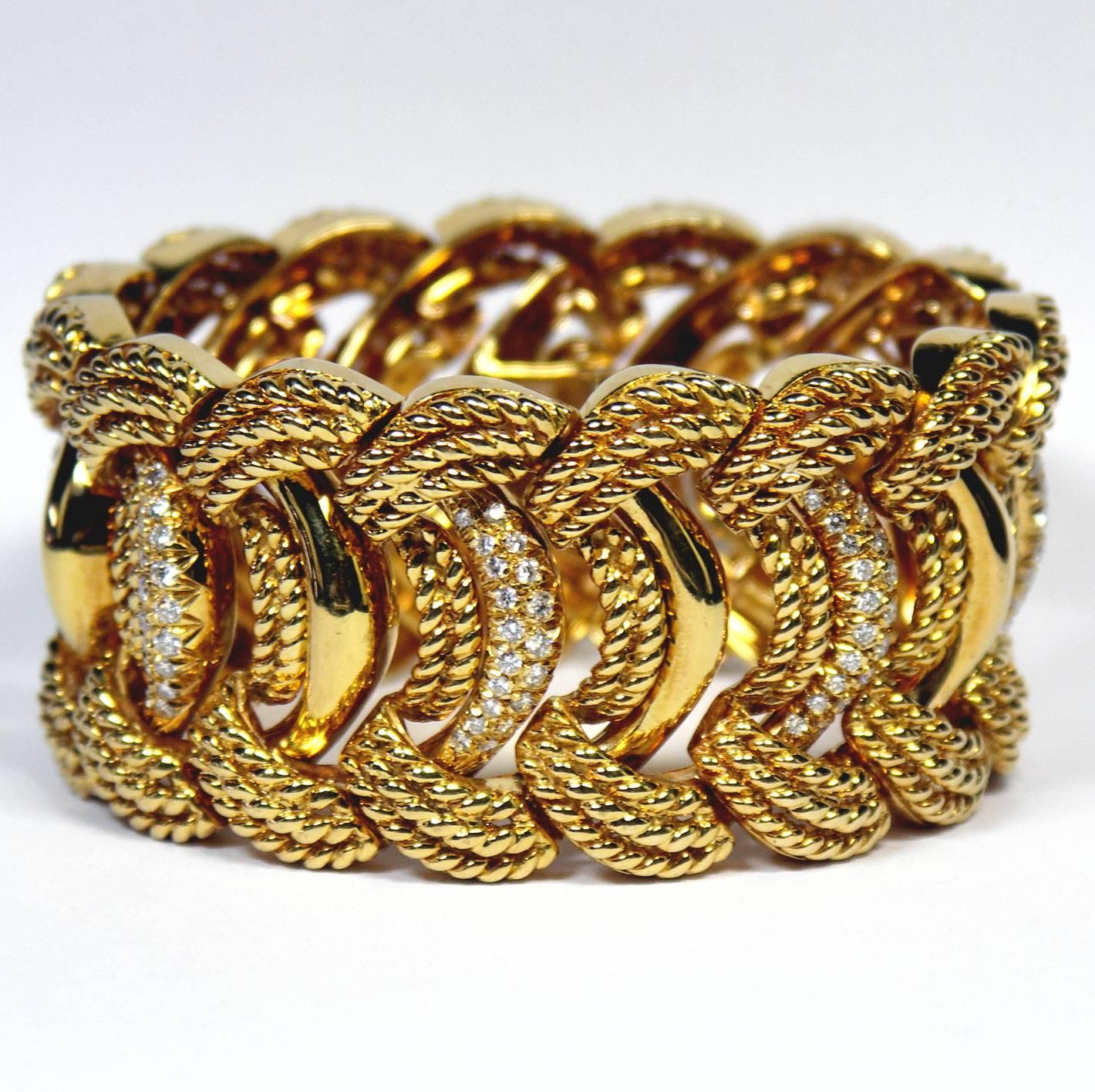 Ein 18K Gelbgold Armband Messung 1 3/8 Zoll breit, bestehend aus einem gedrehten Seil Design Grenze, mit abwechselnden gedrehten Seil, hochglanzpoliertem Gold und pave 'Diamant-Center Links. Insgesamt gibt es 133 runde Diamanten im Brillantschliff