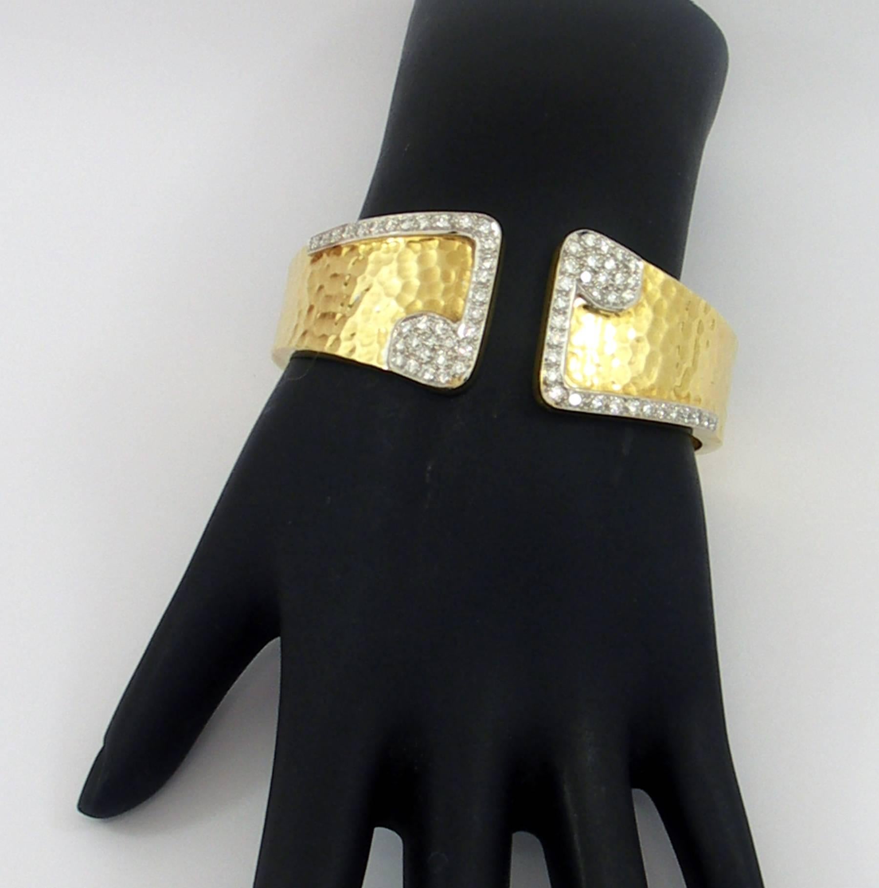Diamond Hammered Gold Bracelet In Excellent Condition In Palm Beach, FL
