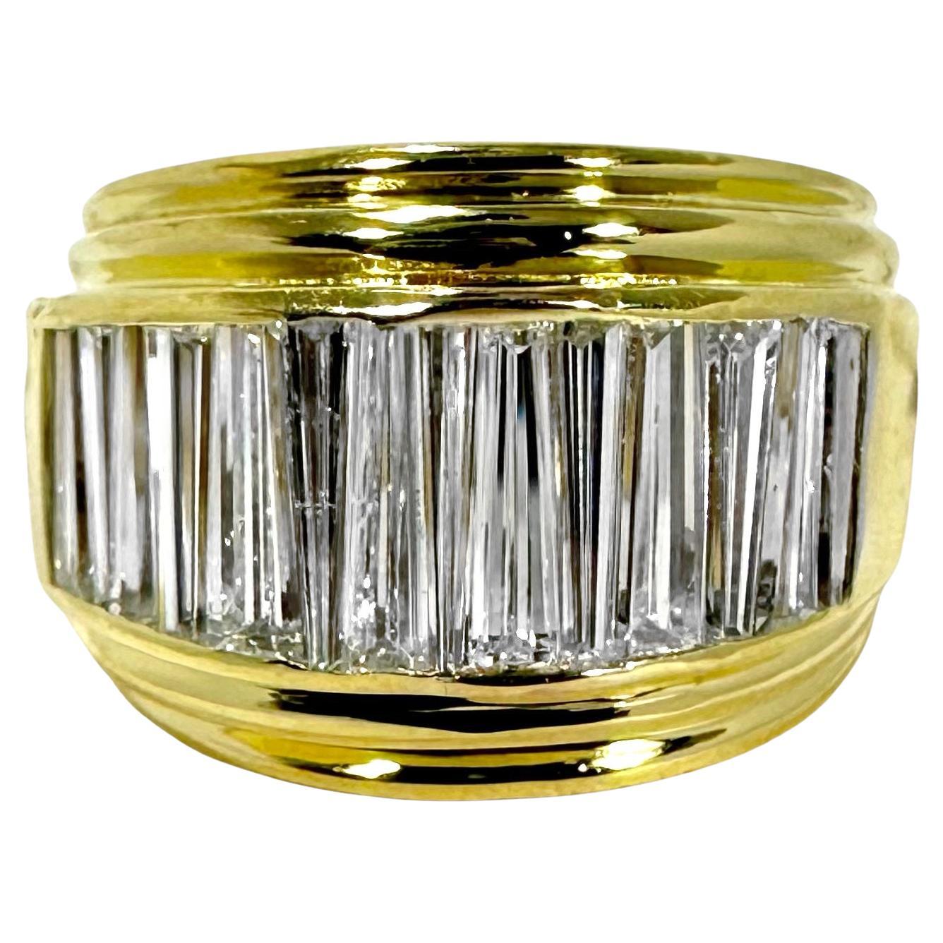 Vintage-Ring aus 18 Karat Gelbgold mit langenen, konisch zulaufenden Baguette-Diamanten auf der Oberseite im Angebot