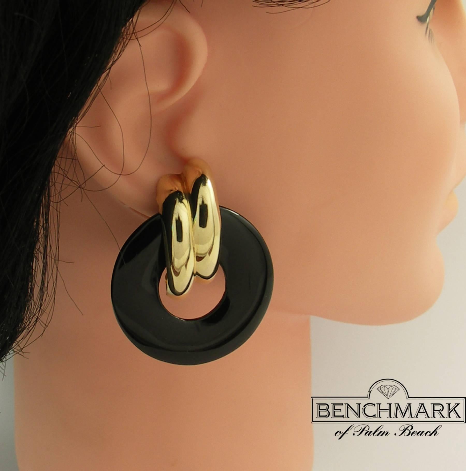 Gold Door Knocker Earrings with Onyx Discs In Excellent Condition In Palm Beach, FL