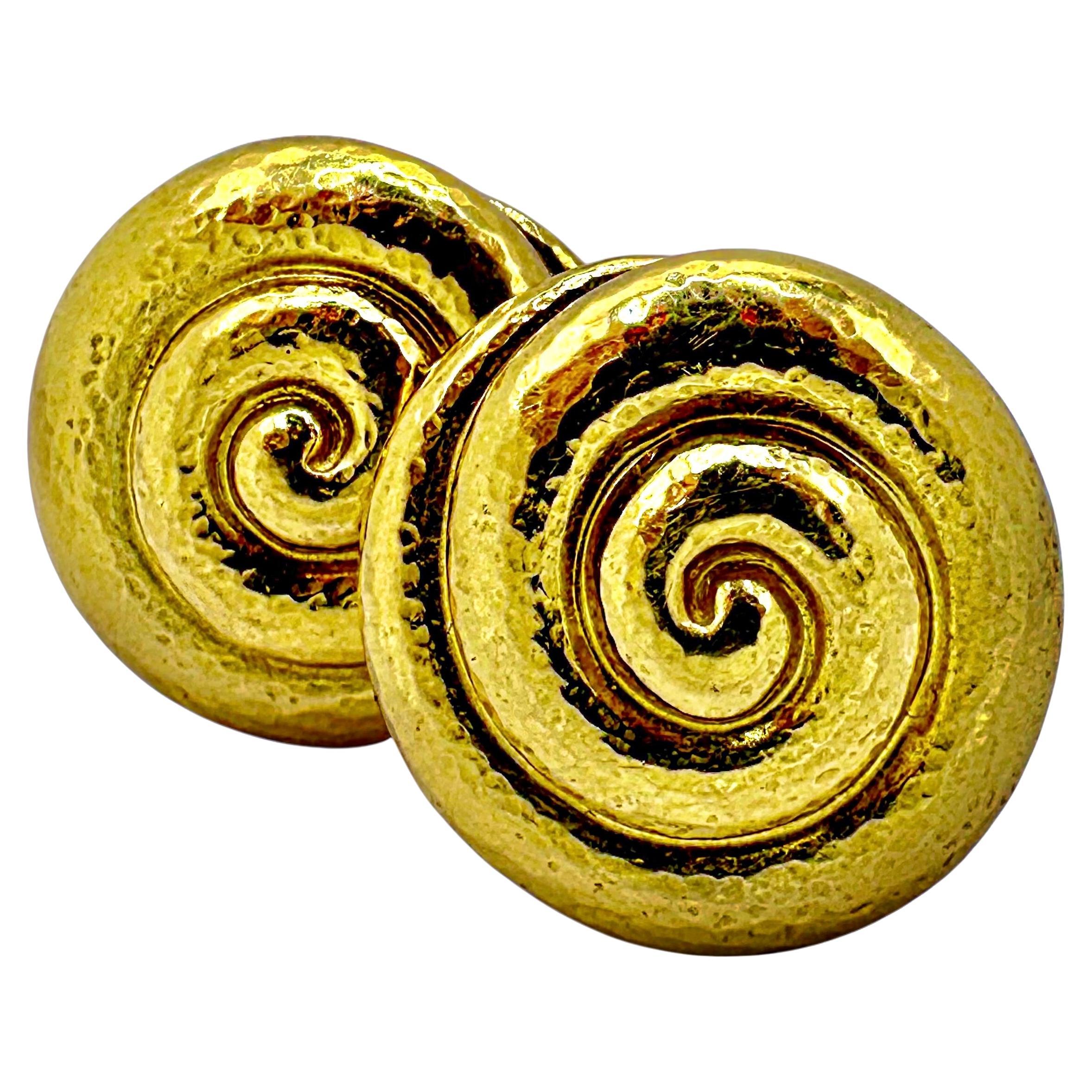 Boucles d'oreilles Nautilus en or jaune 18K martelé d'Elizabeth Gage 1 1/8 pouce de diamètre en vente