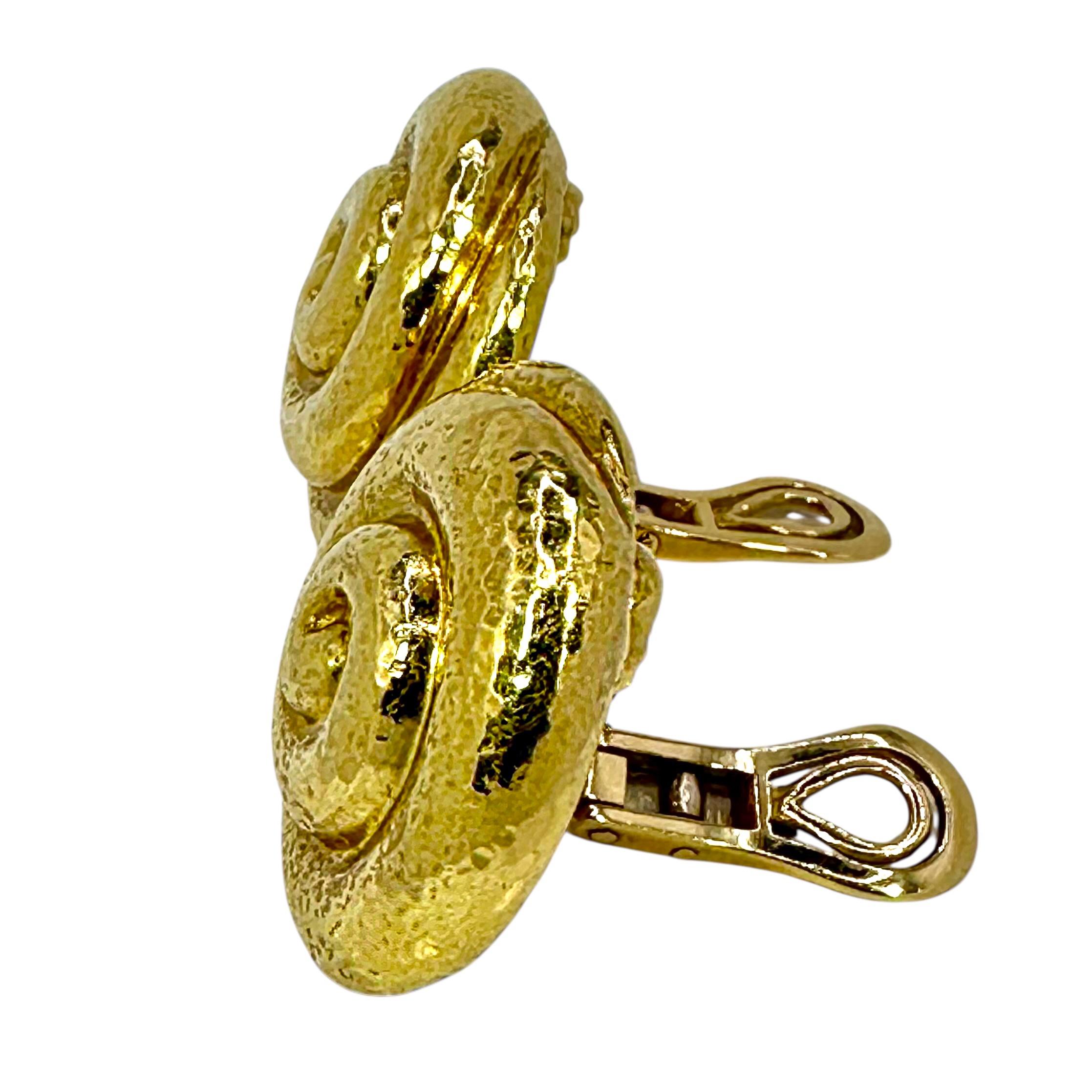Boucles d'oreilles Nautilus en or jaune 18K martelé d'Elizabeth Gage 1 1/8 pouce de diamètre Bon état - En vente à Palm Beach, FL