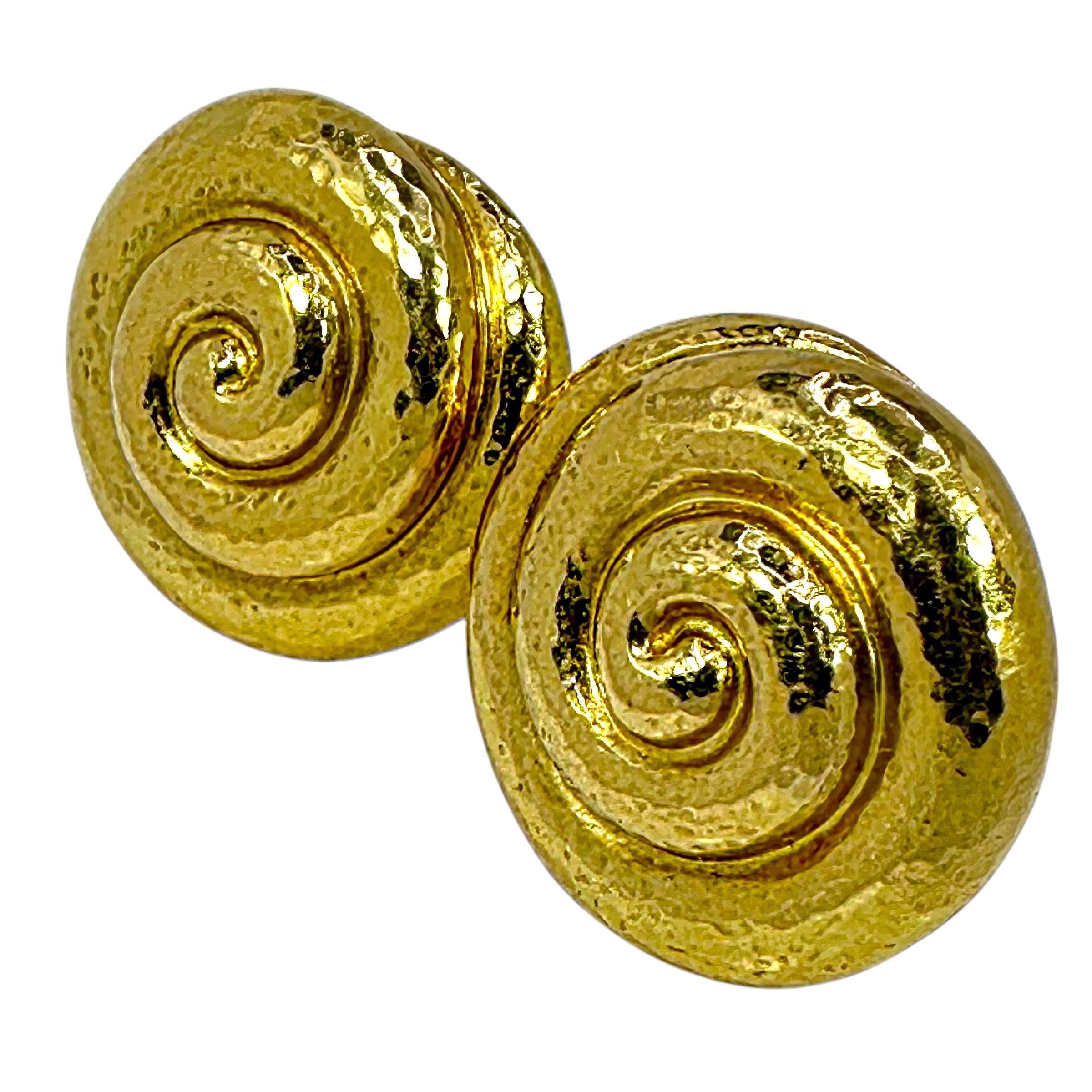 Moderne Boucles d'oreilles Nautilus en or jaune 18K martelé d'Elizabeth Gage 1 1/8 pouce de diamètre en vente