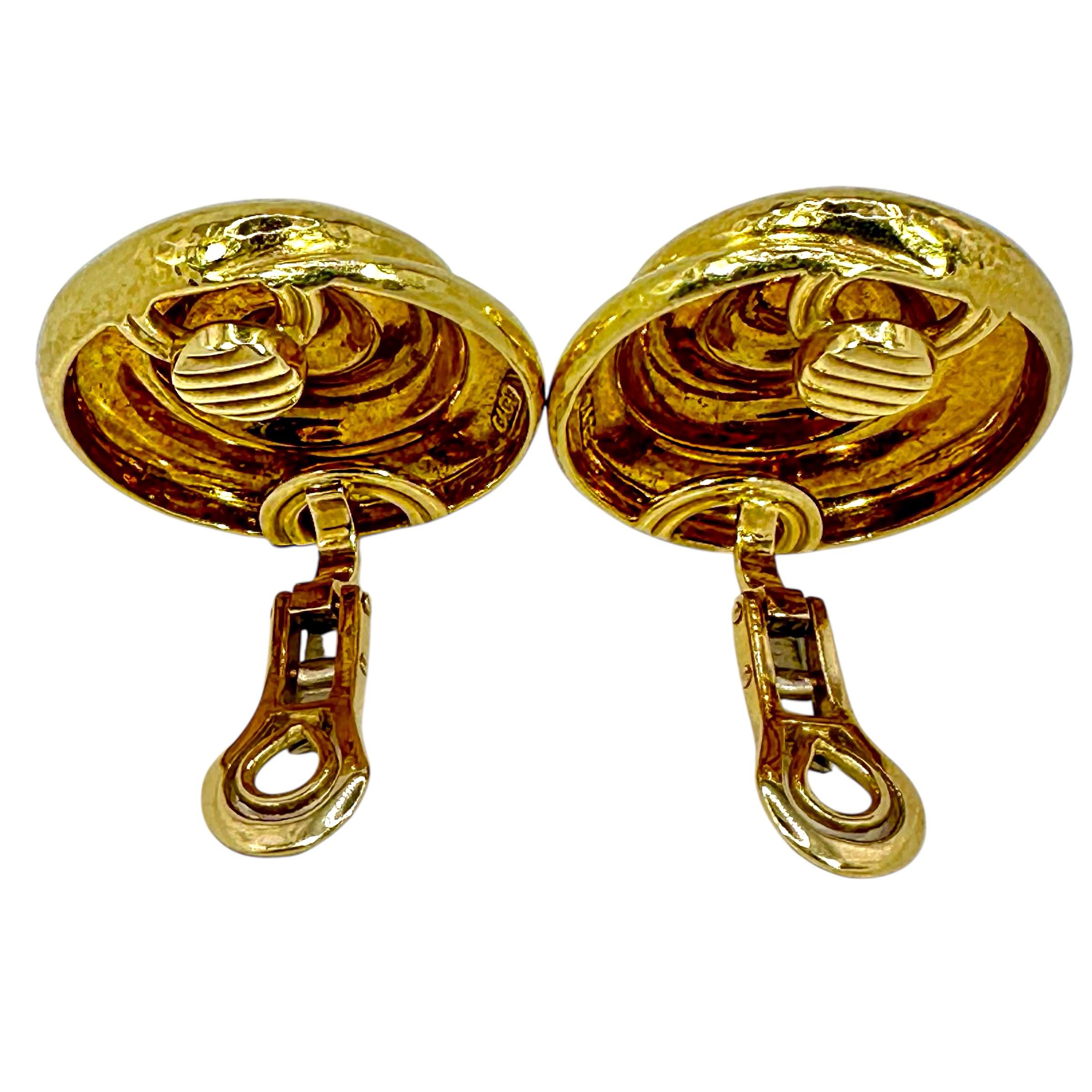 Boucles d'oreilles Nautilus en or jaune 18K martelé d'Elizabeth Gage 1 1/8 pouce de diamètre Pour femmes en vente