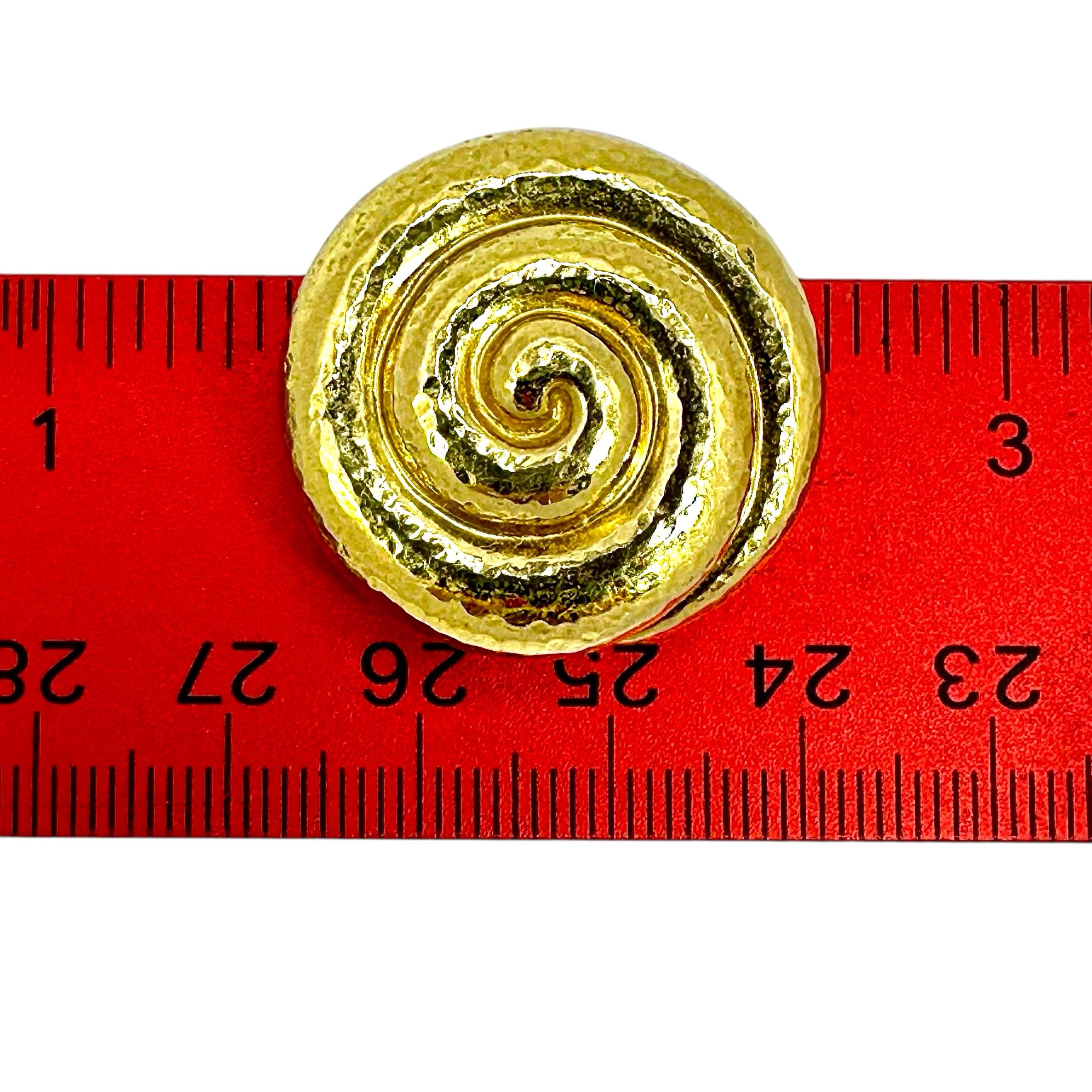 Boucles d'oreilles Nautilus en or jaune 18K martelé d'Elizabeth Gage 1 1/8 pouce de diamètre en vente 5