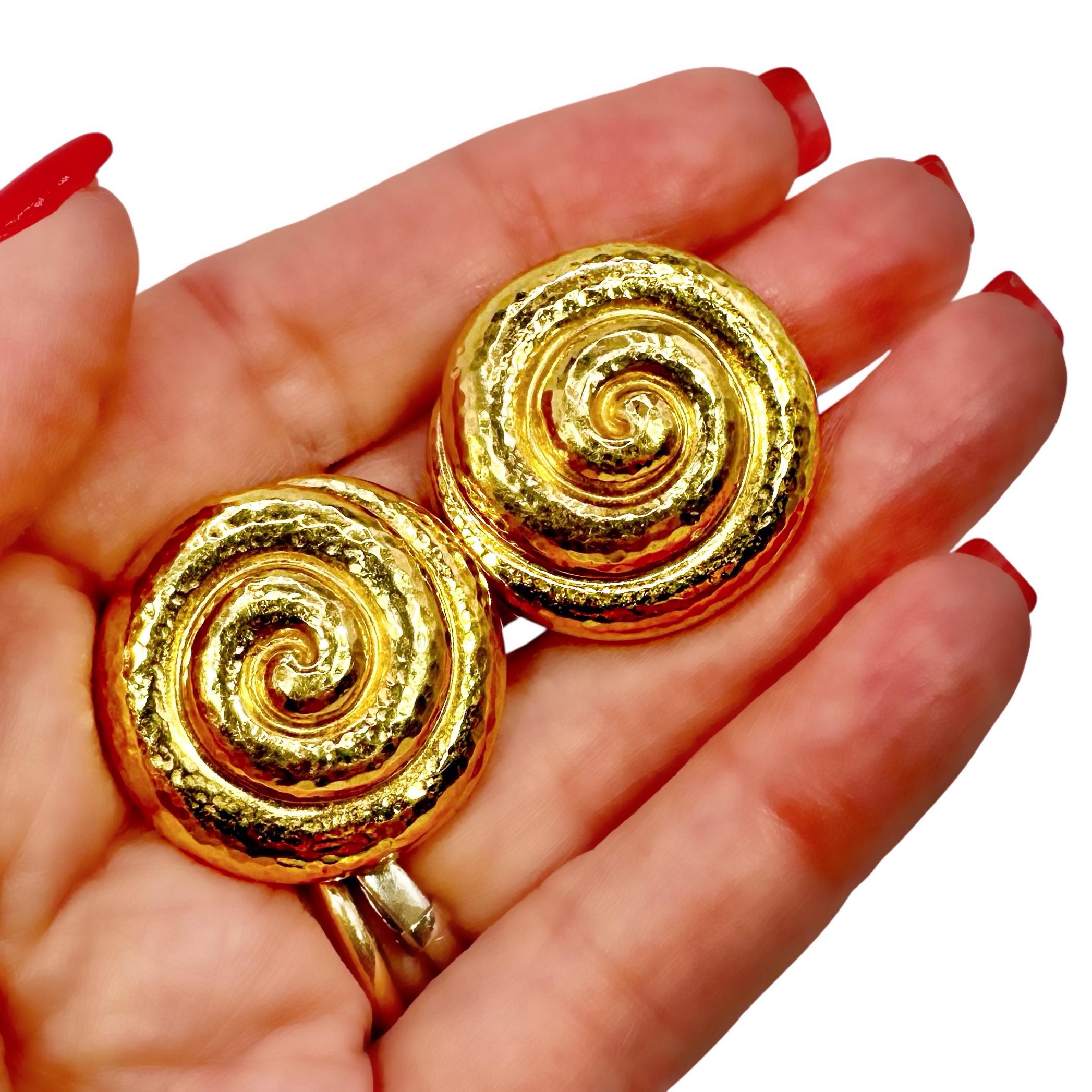 Boucles d'oreilles Nautilus en or jaune 18K martelé d'Elizabeth Gage 1 1/8 pouce de diamètre en vente 7