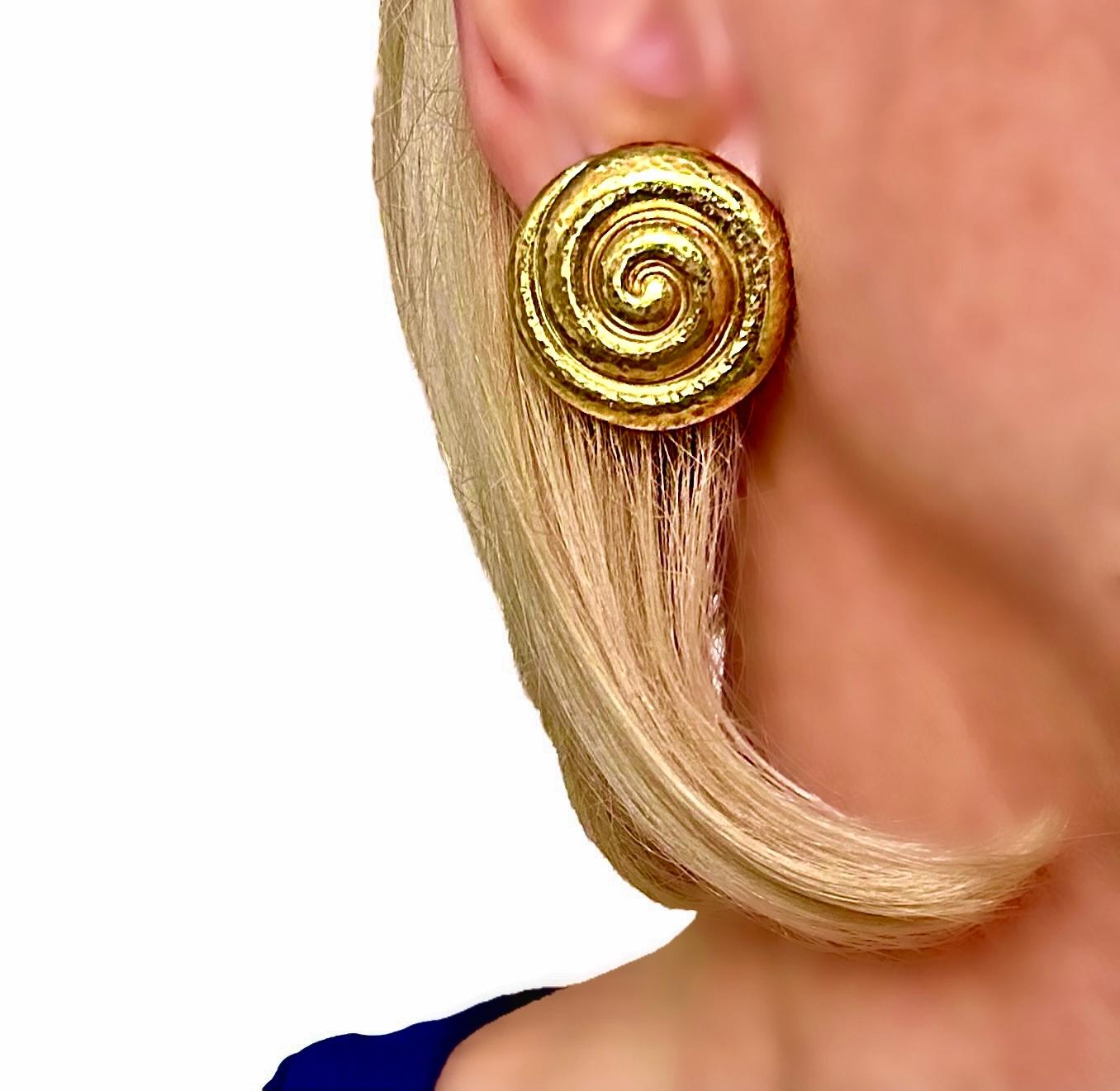 Boucles d'oreilles Nautilus en or jaune 18K martelé d'Elizabeth Gage 1 1/8 pouce de diamètre en vente 8